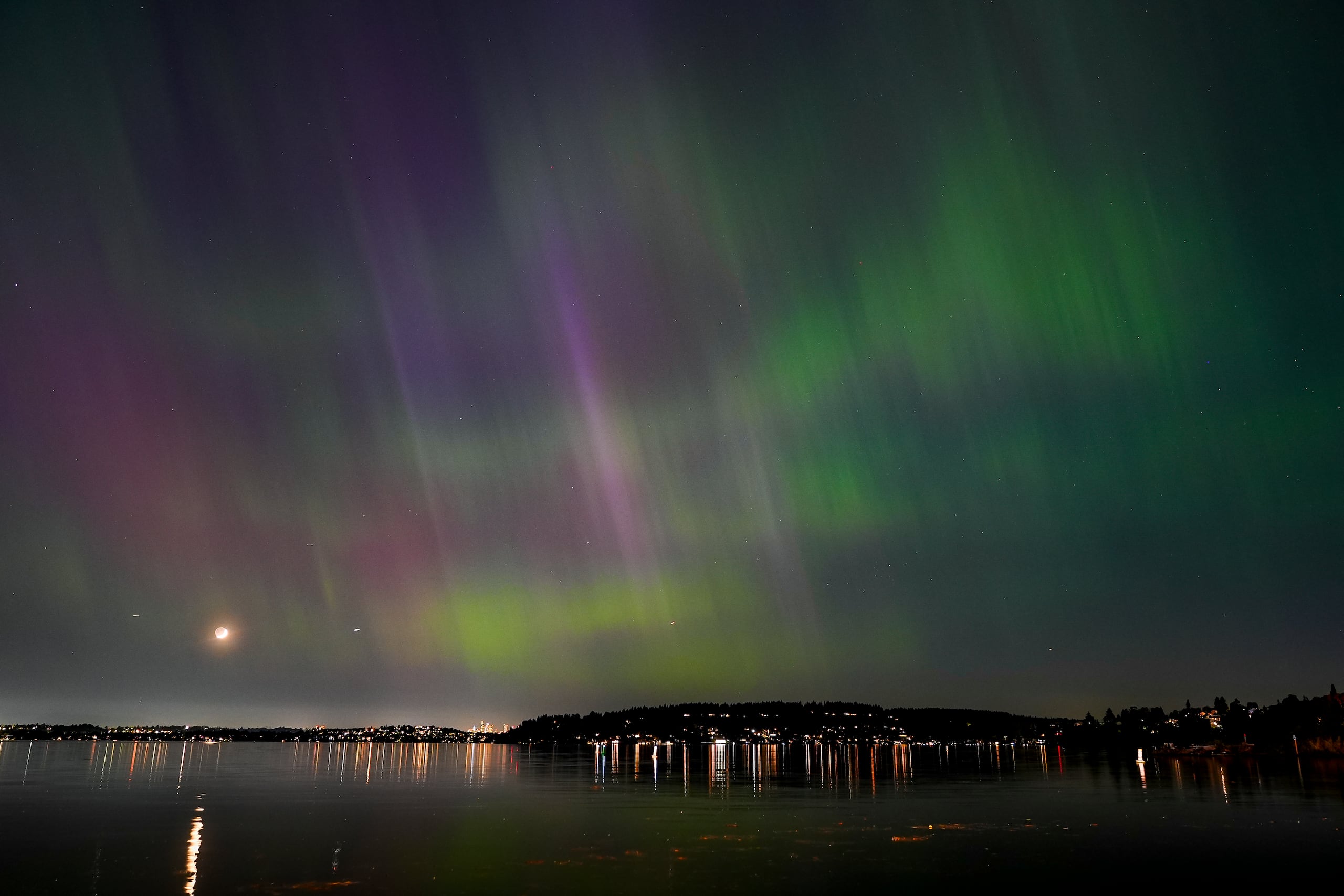 Una aurora boreal se ve sobre el lago Washington, en Renton, Washington, el 10 de mayo de 2024. (AP Foto/Lindsey Wasson, Archivo)