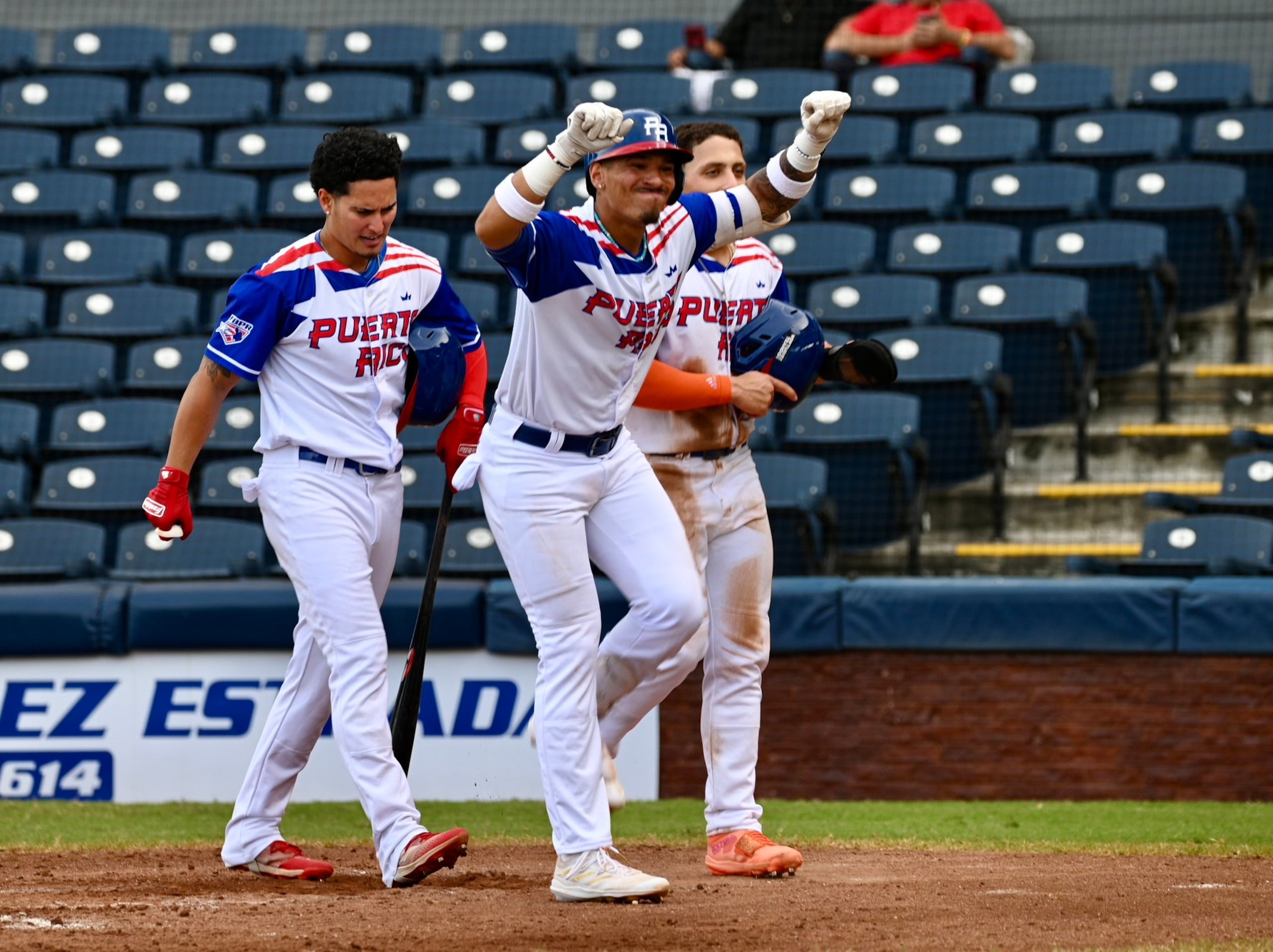 Jankel Ortiz celebra camino al dugout un cuadrangular de tres carreras que dio en la primera entrada ante la República Dominicana en el Premundial Sub 23 celebrándose en Nicaragua.