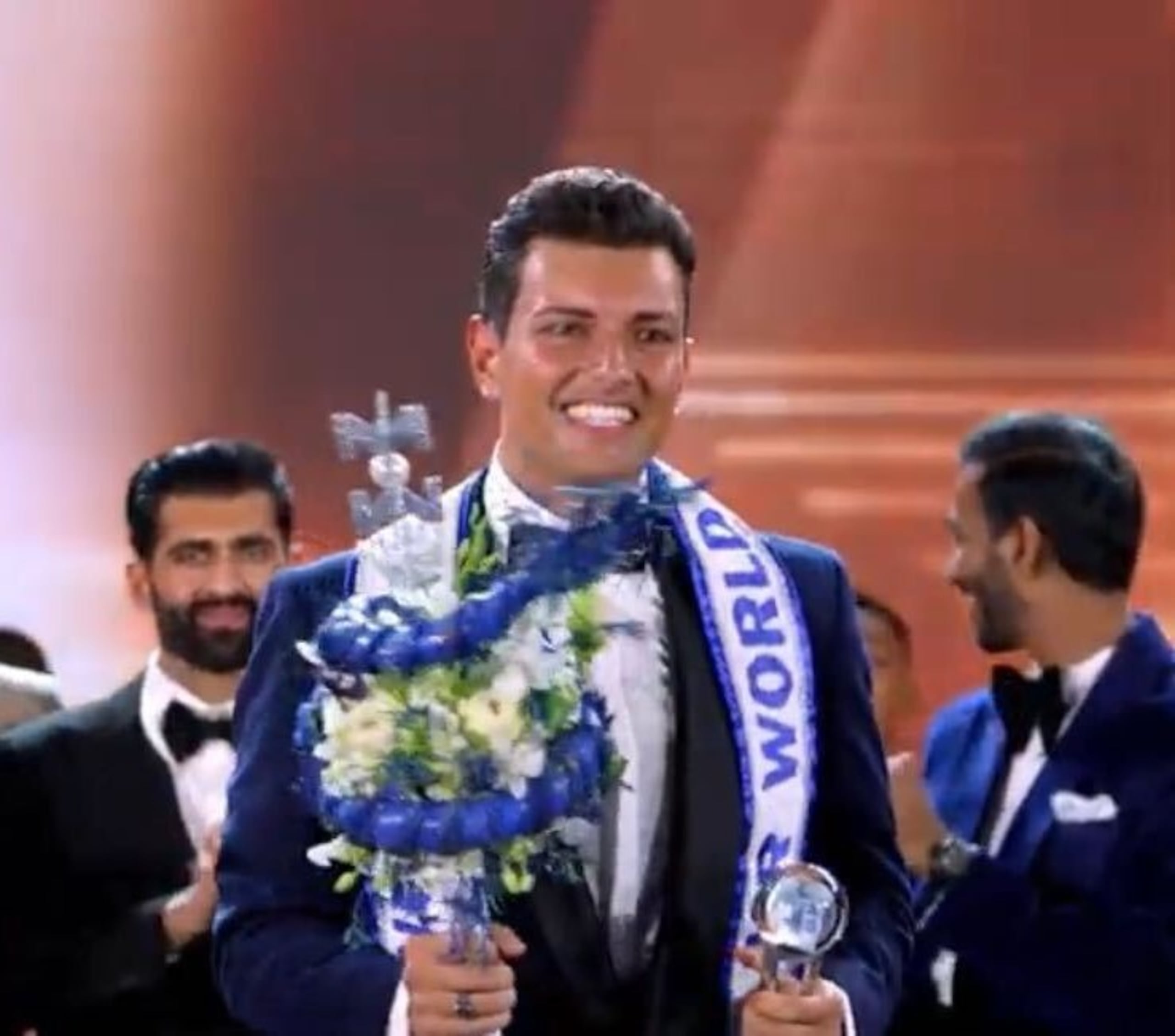 Danny Mejía al ser coronado Mister Mundo.