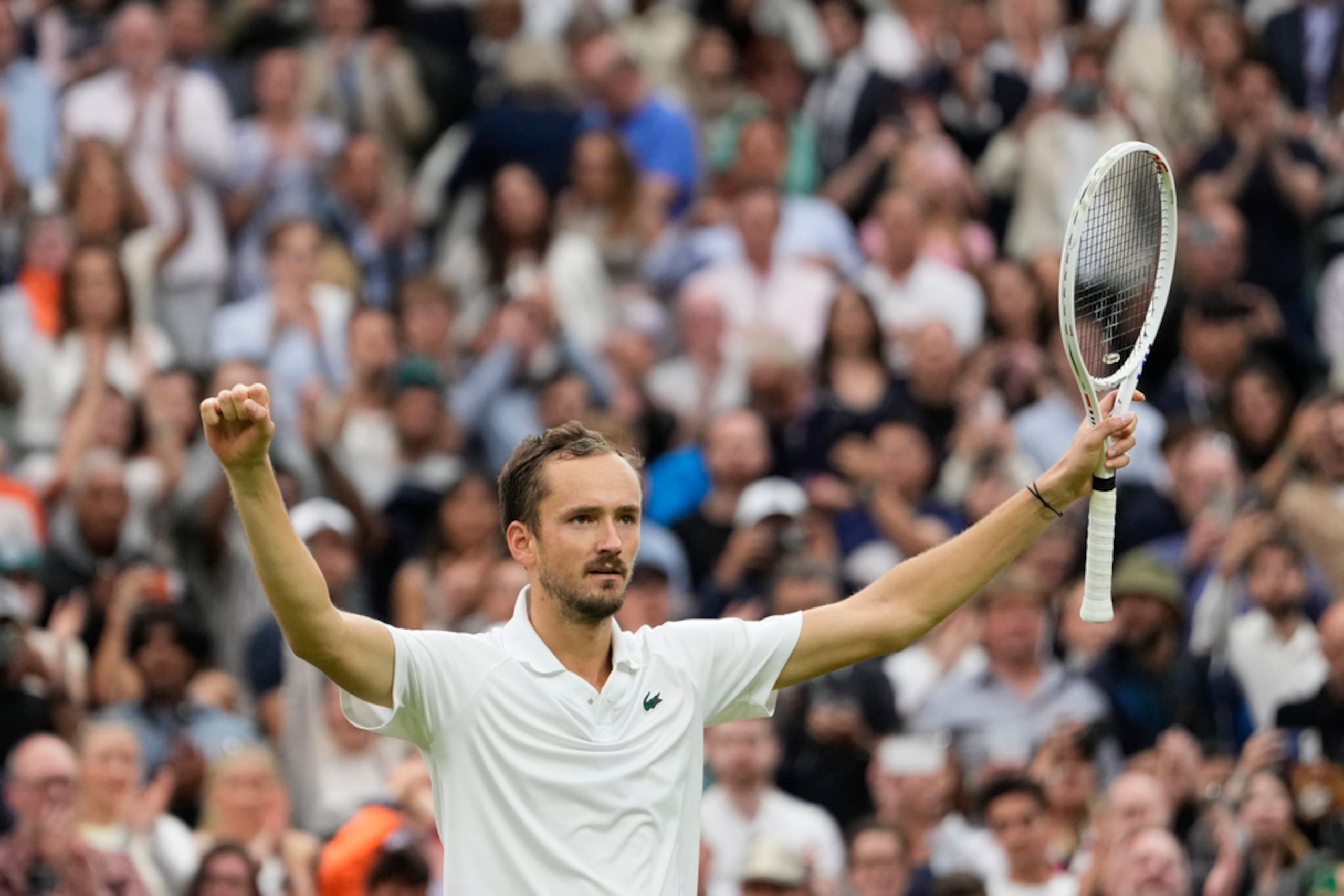 El ruso Daniil Medvedev celebra tras derrotar al italiano Jannik Sinner en su partido de cuartos de final de Wimbledon en Londres.