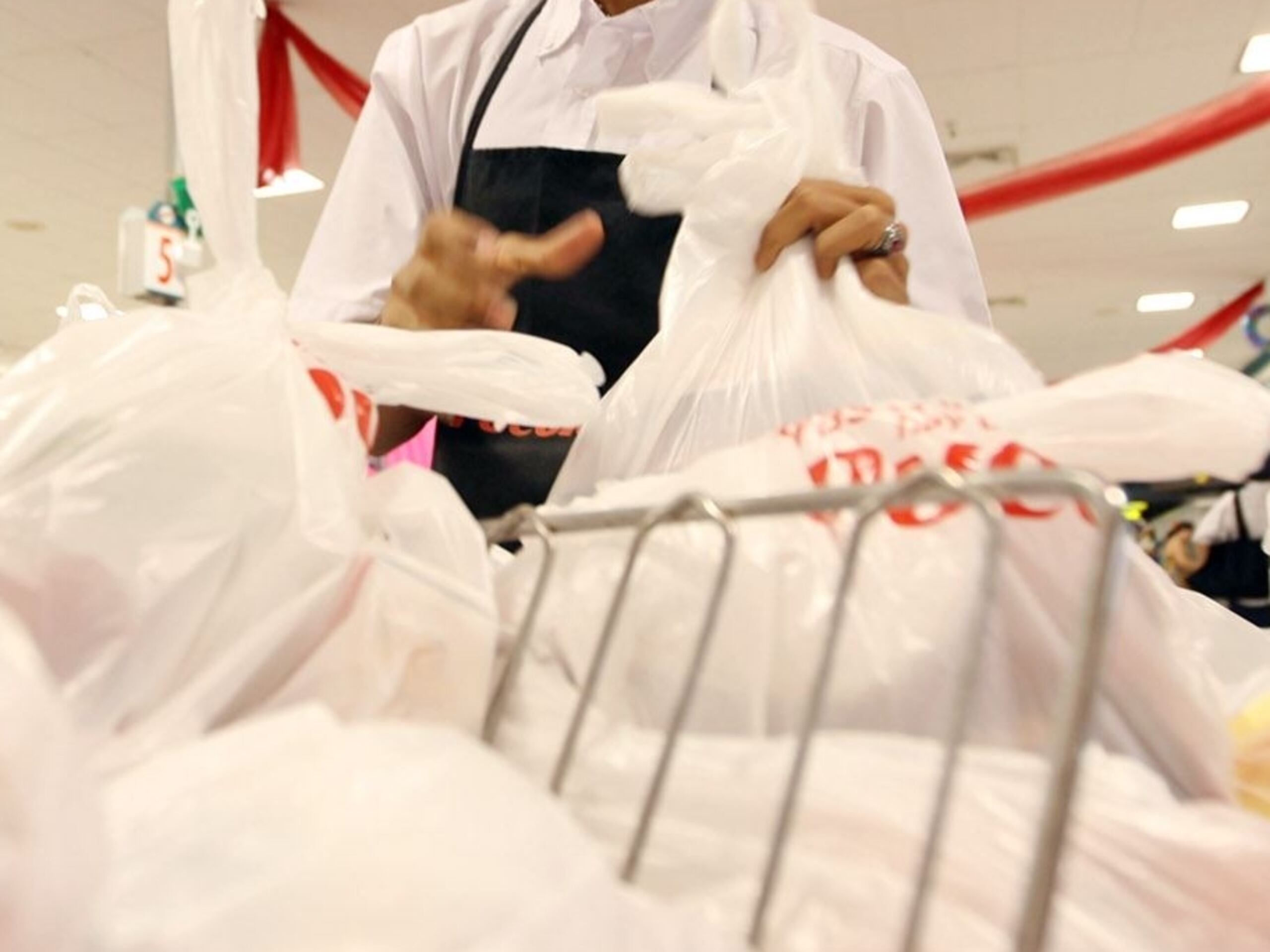 El gobierno confía en que esto permitirá reducir en un 80 % el uso de las bolsas de plástico en los supermercados de Inglaterra. (GFR Media)
