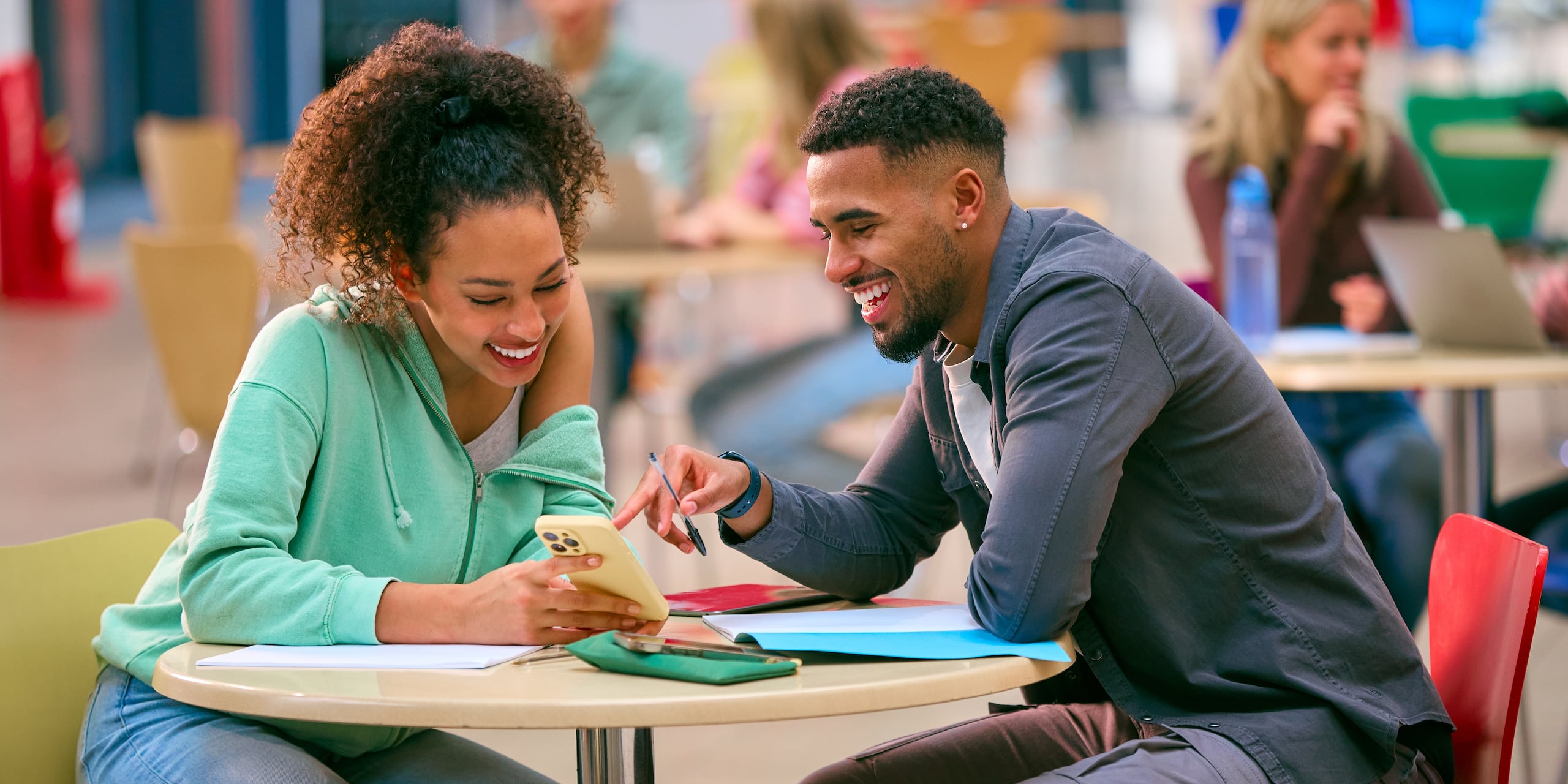 a técnica de Pomodoro permite que el estudiante pueda identificar un tiempo razonable de entre 30 minutos a una hora de estudio intenso y se toma un descanso de 5 a 10 minutos para despejar la mente.