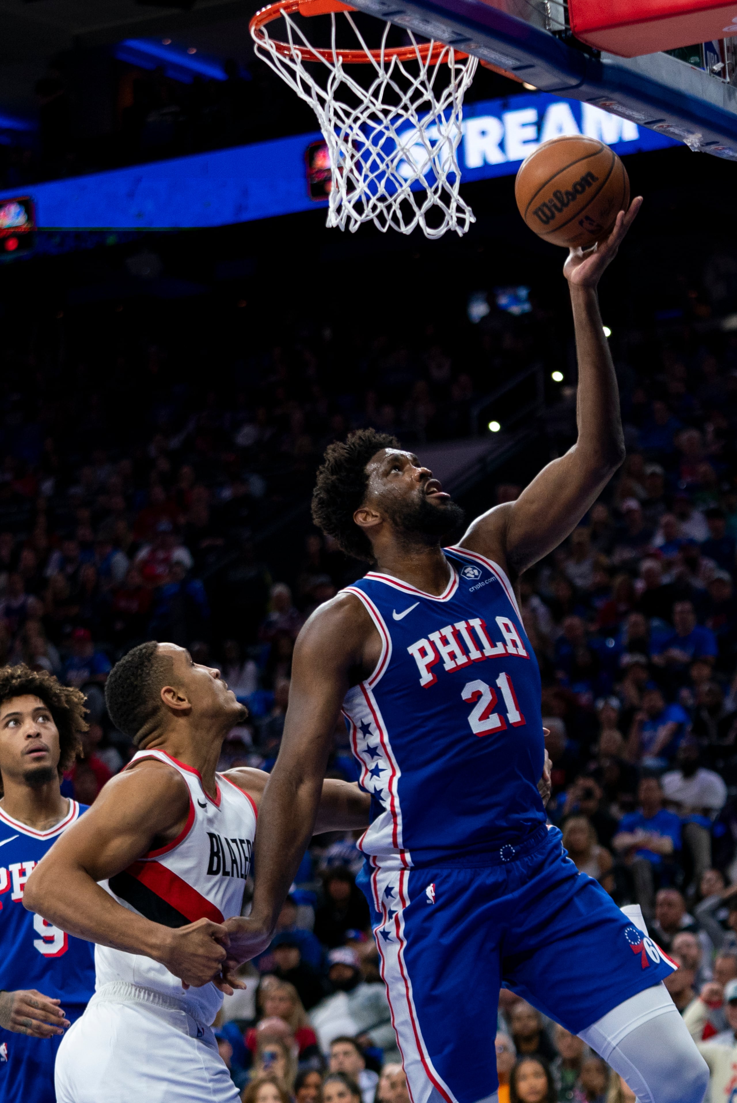Joel Embiid de los 76ers de Filadelfia lanza el balón hacia la canasta mientras Malcolm Brodgon de los Trail Blazers de Portland le comete una falta en el encuentro del domingo 29 de octubre del 2023.