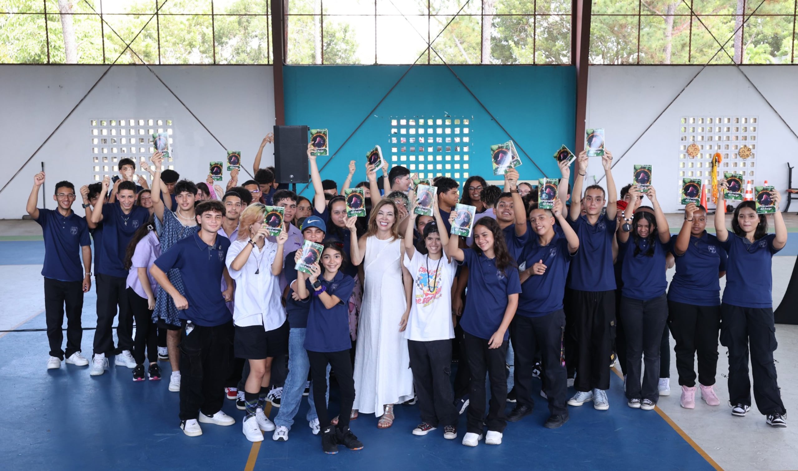 Debido al interés mostrado por los jóvenes de dos planteles escolares, la autora optó por dividrlos en grupos para conversar con ellos.