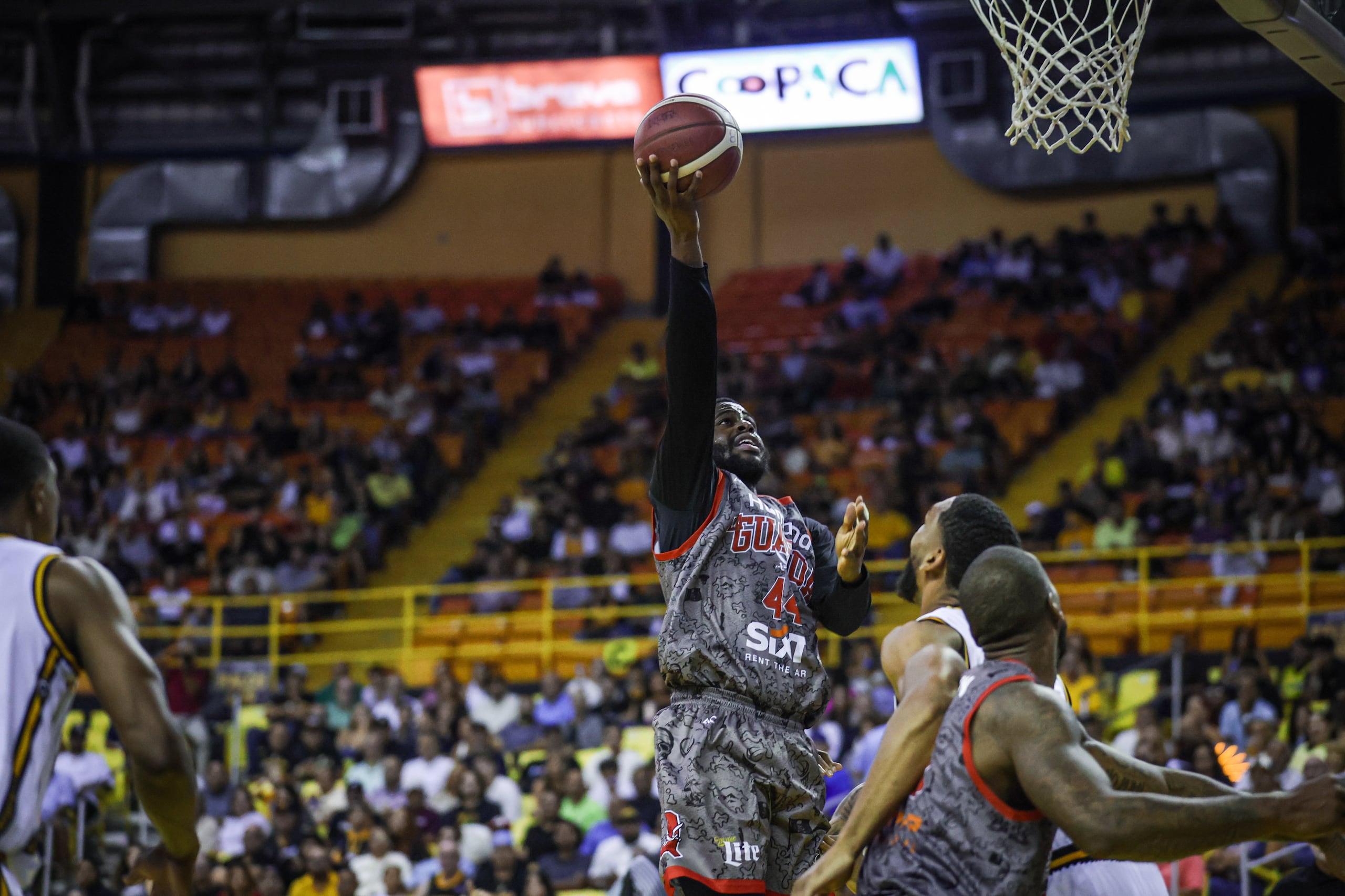 Emmanuel Mudiay, de los Piratas de Quebradillas, lanza al canasto frente a Jahlil Okafor, de los Capitanes de Arecibo.