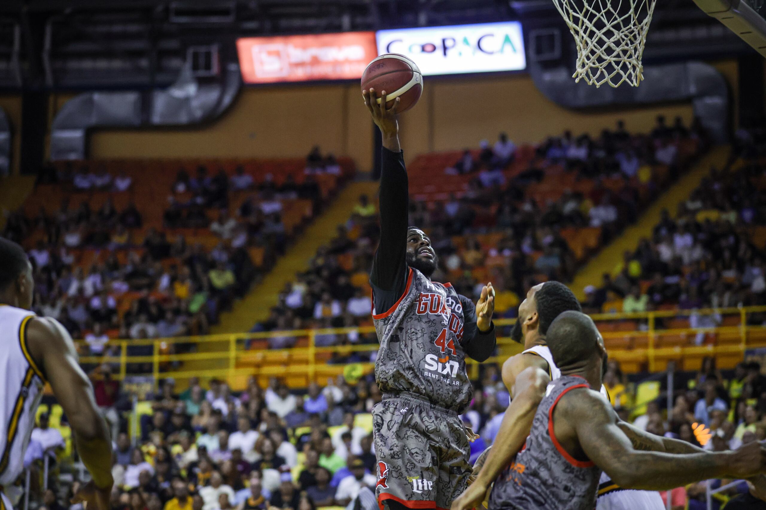 Emmanuel Mudiay, de los Piratas de Quebradillas, lanza al canasto frente a Jahlil Okafor, de los Capitanes de Arecibo.