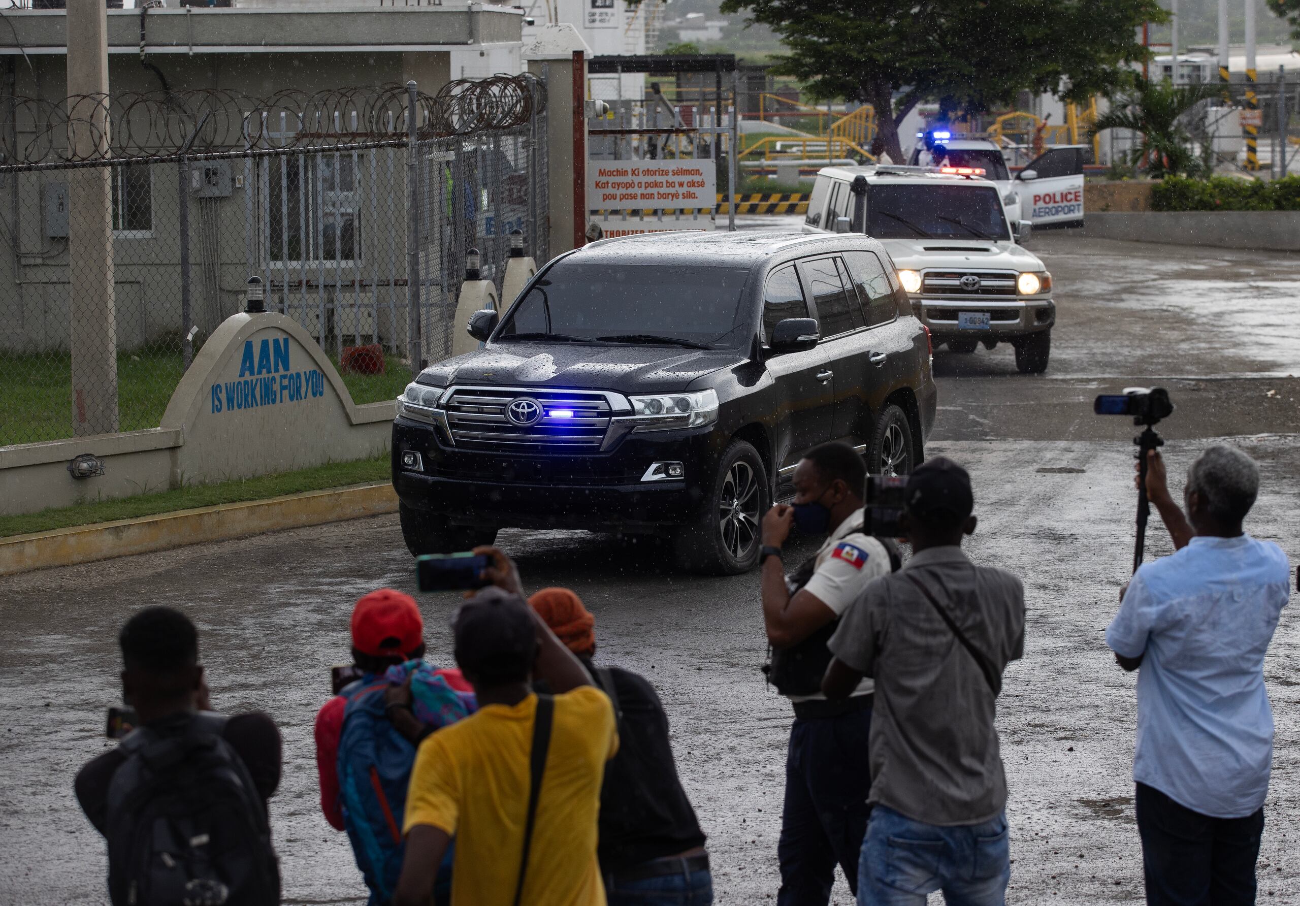 Tras ser recibido por el primer ministro interino, Michel Patrick Boisvert a su arribo Conille abandonó el aeropuerto de Puerto Principe junto a una comitiva compuesta por una veintena de vehículos y dos ambulancias.