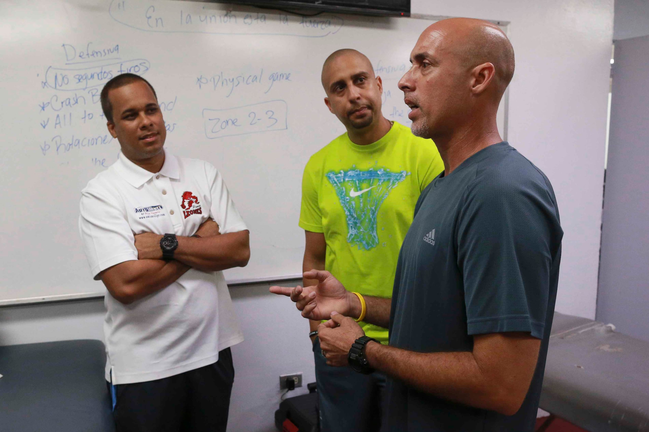 Fernando Toro (derecha) discutió sus impresiones del campamento de entrenamiento del Thunder de Oklahoma con sus colegas Germaine González y Nelson Colón.
