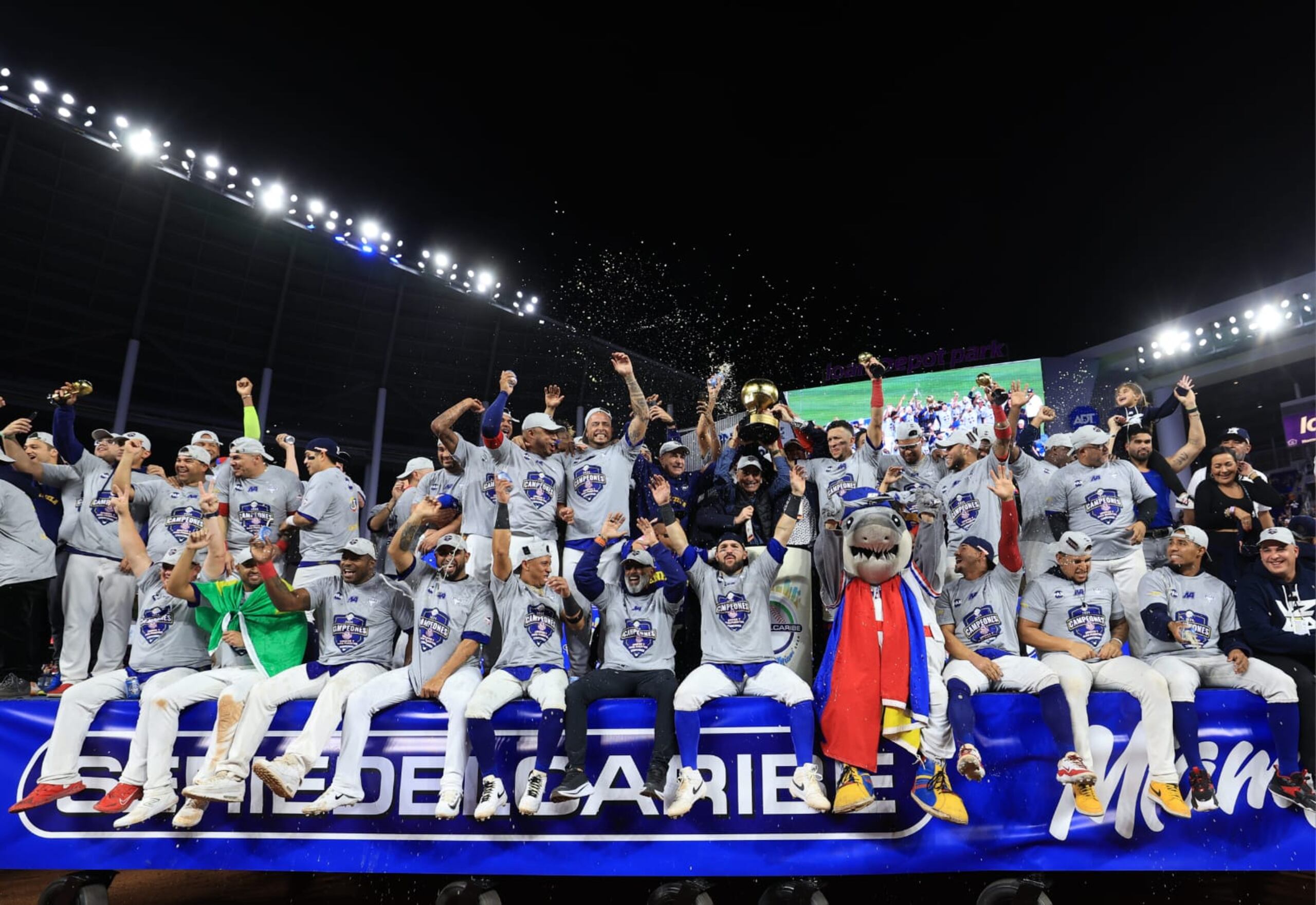 Los Tiburones de La Guaira de Venezuela derrotaron a los Tigres del Licey de la República Dominicana, 3-0, el 9 de febrero de 2024 en el juego de campeonato de la Serie del Caribe celebrado en el estadio loanDepot Park en Miami, Florida.