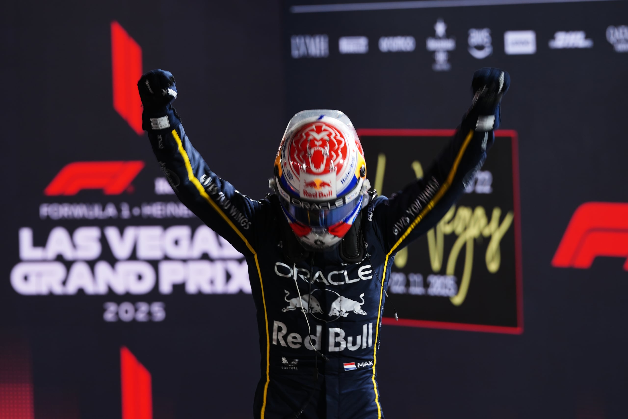 El holandés Max Verstappen, de Red Bull, festeja tras conquistar el Gran Premio de Las Vegas.