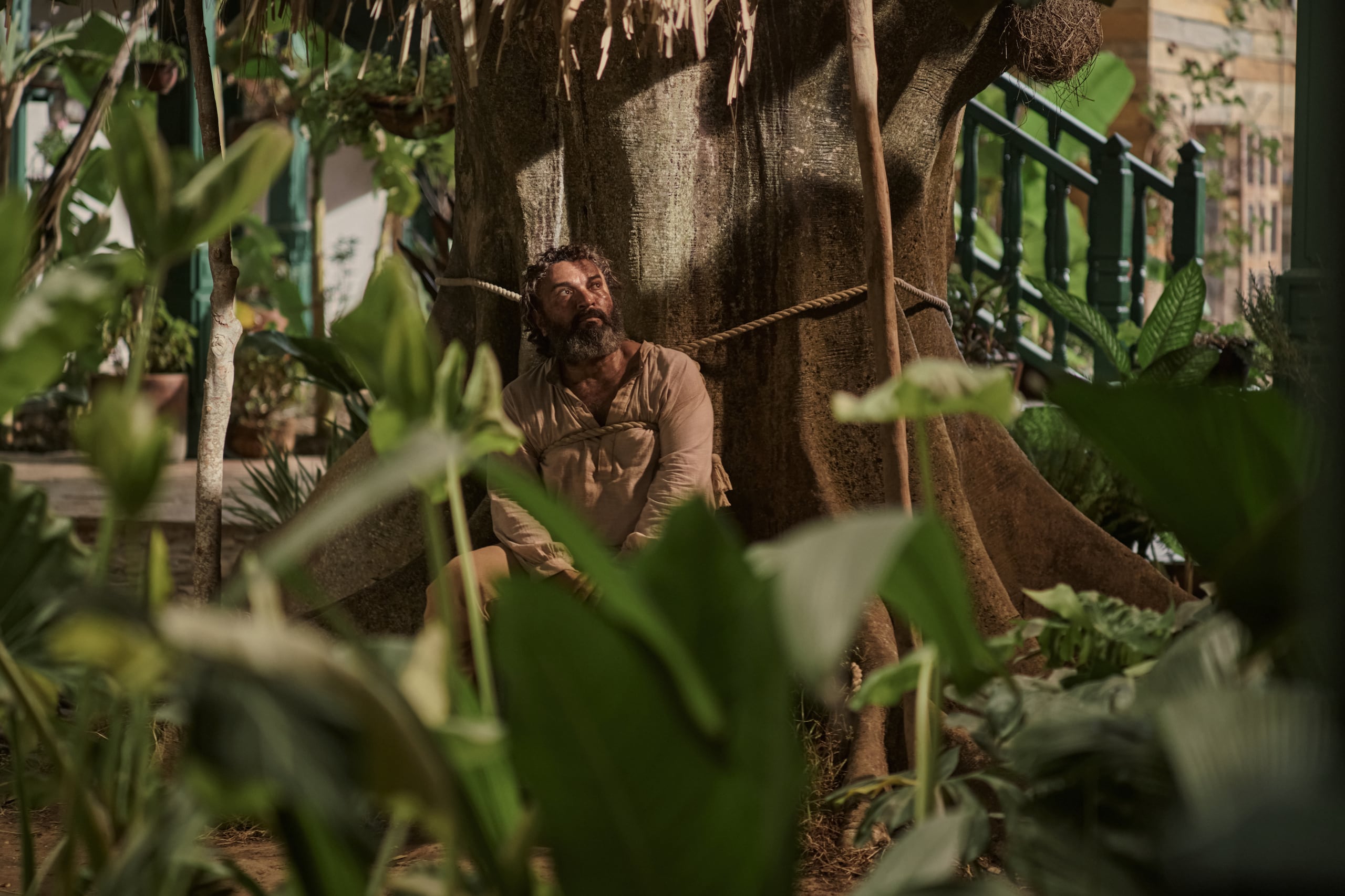 El actor colombiano Diego Vásquez caracteriza a "José Arcadio Buendía" en "Cien años de soledad".