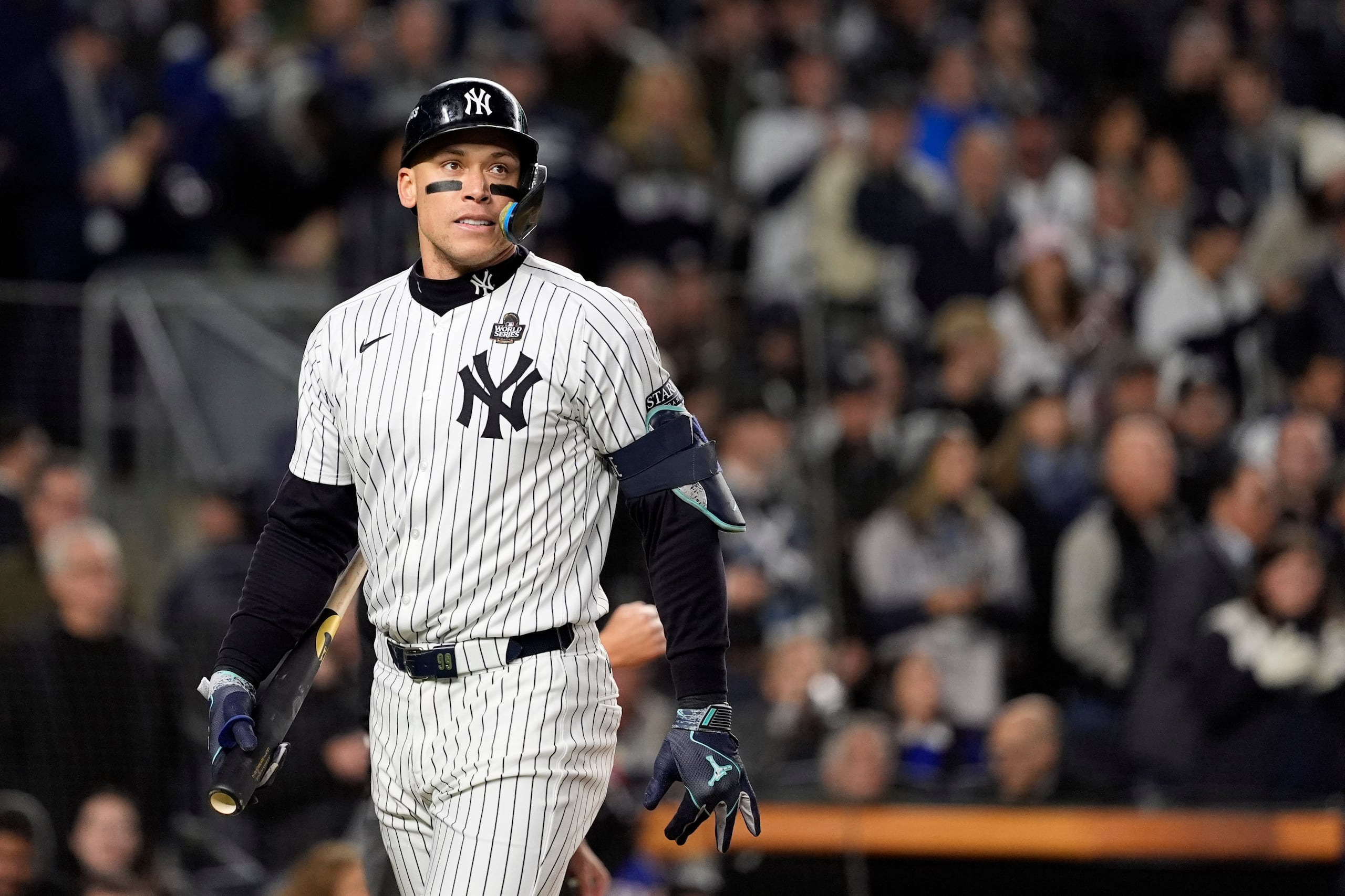 Aaron Judge, de los Yankees de Nueva York, camina de regreso al dugout después de ser ponchado ante los Dodgers de Los Ángeles durante la primera entrada del tercer juego de la Serie Mundial.