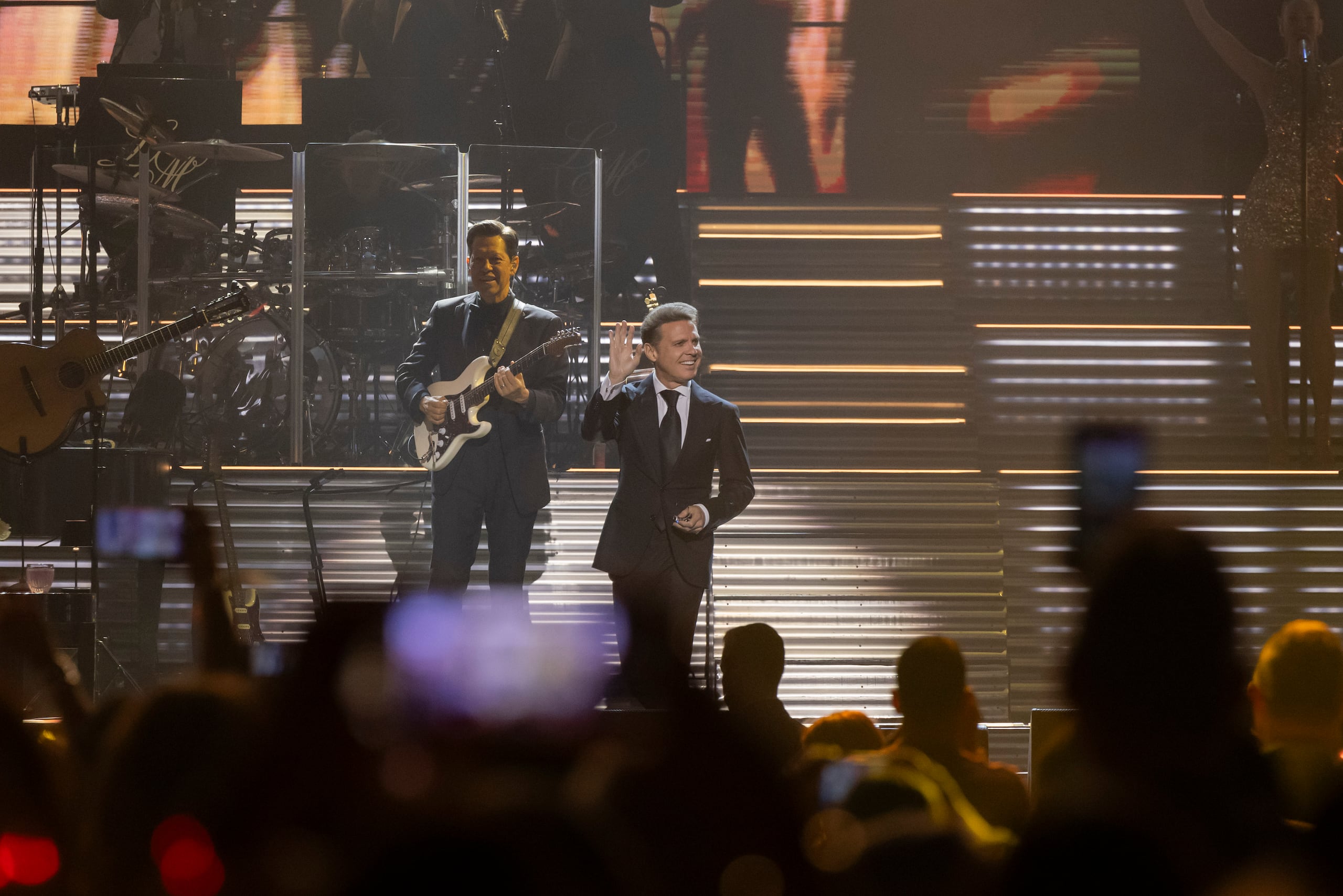 El cantante procura cuidar su voz manteniéndose en unos tonos bajos o graves, pero igualmente limpios.
