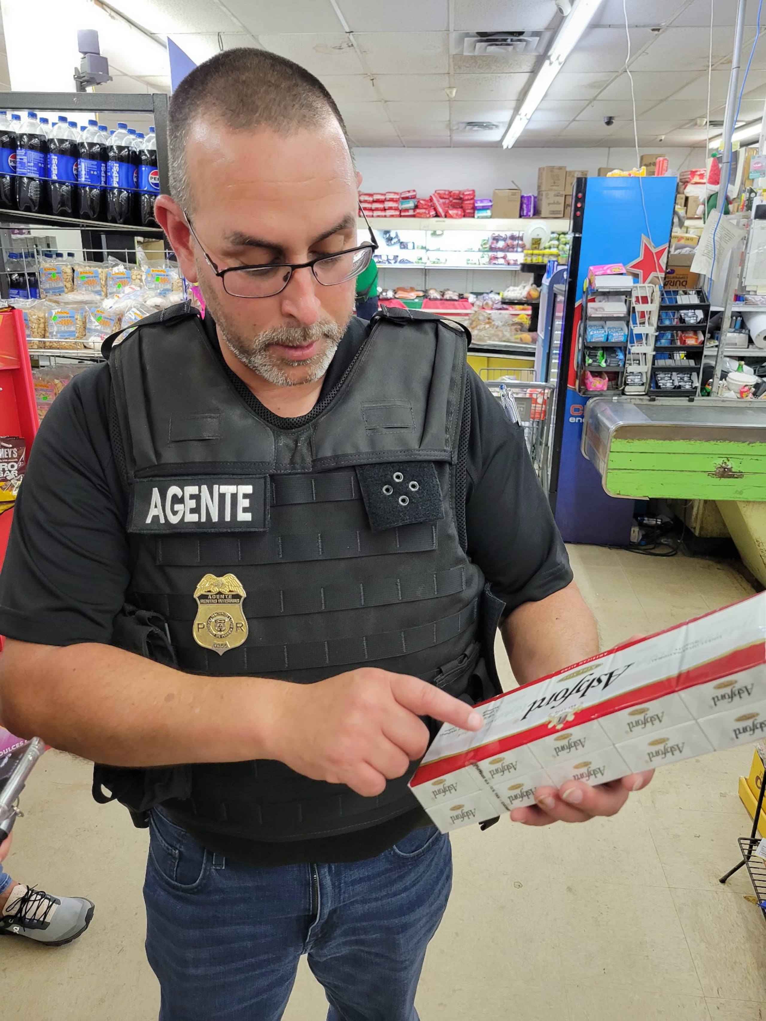 Se explicó que la mercancía comprada en las tiendas militares es fácil de identificar porque las cajas de las bebidas están marcadas como exentas y las cajetillas de cigarrillos para venta al público, deben tener un cintillo que valida el pago de impuestos, entre otras cosas.