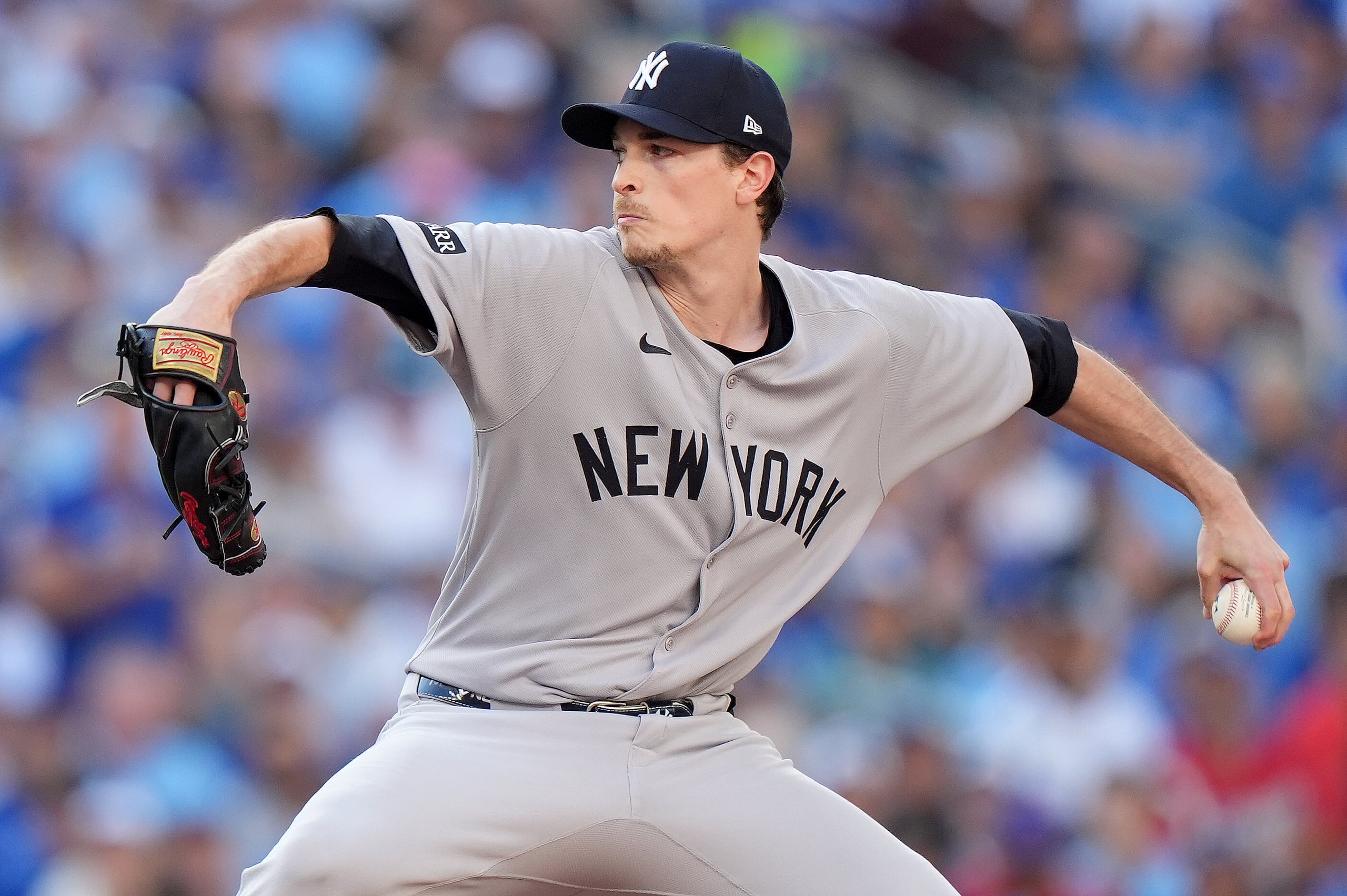 ARCHIVO - Max Fried, lanzador de los Yankees de Nueva York, trabaja contra los Azulejos de Toronto durante la primera entrada del Juego 2 de la Serie Divisional de la Liga Americana de béisbol en Toronto, el domingo 5 de octubre de 2025. (Frank Gunn/The Canadian Press vía AP, Archivo)