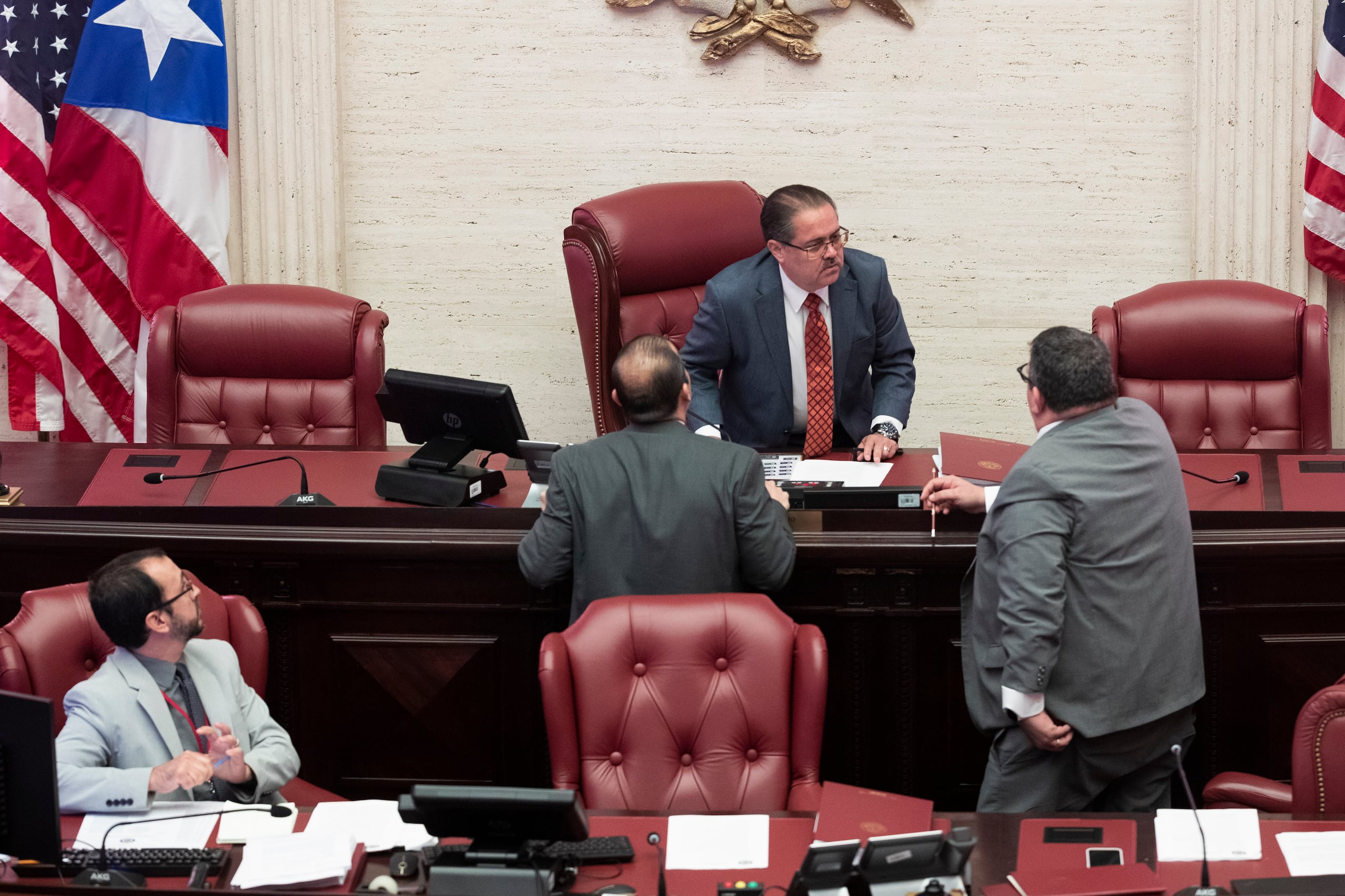 Durante el turno inicial, el presidente del Senado, José Luis Dalmau Santiago, reafirmó la determinación de la delegación del PPD que determinó que no atenderían el tema hasta tanto no conozcan en detalle cómo quedarían los salarios del resto de los empleados de la Rama Judicial