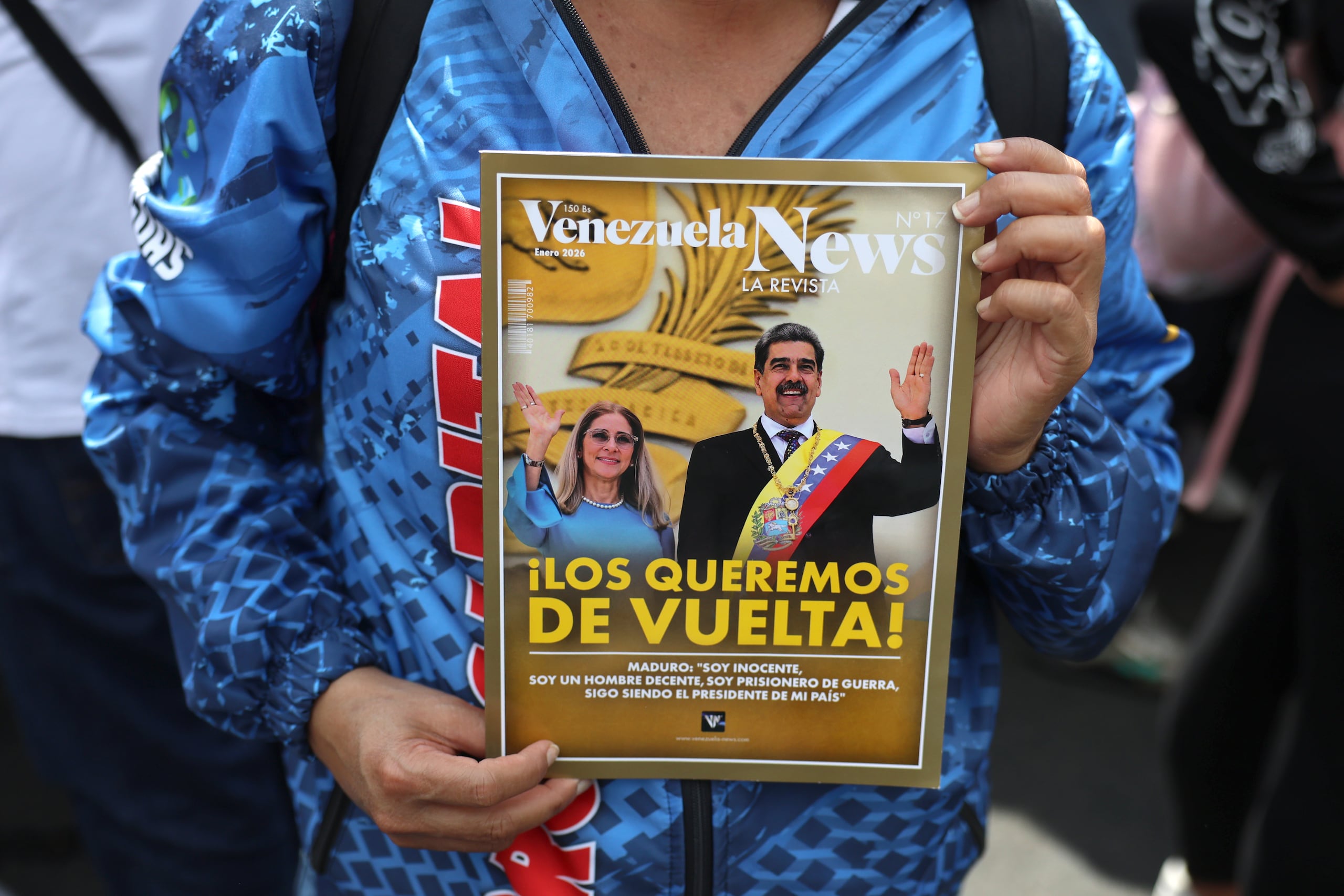 FOTO ARCHIVO. Una persona sostiene un cartel con la imagen del presidente de Venezuela, Nicolás Maduro, y su esposa, Cilia Flores, durante una manifestación, en Caracas (Venezuela). EFE/ Miguel Gutiérrez