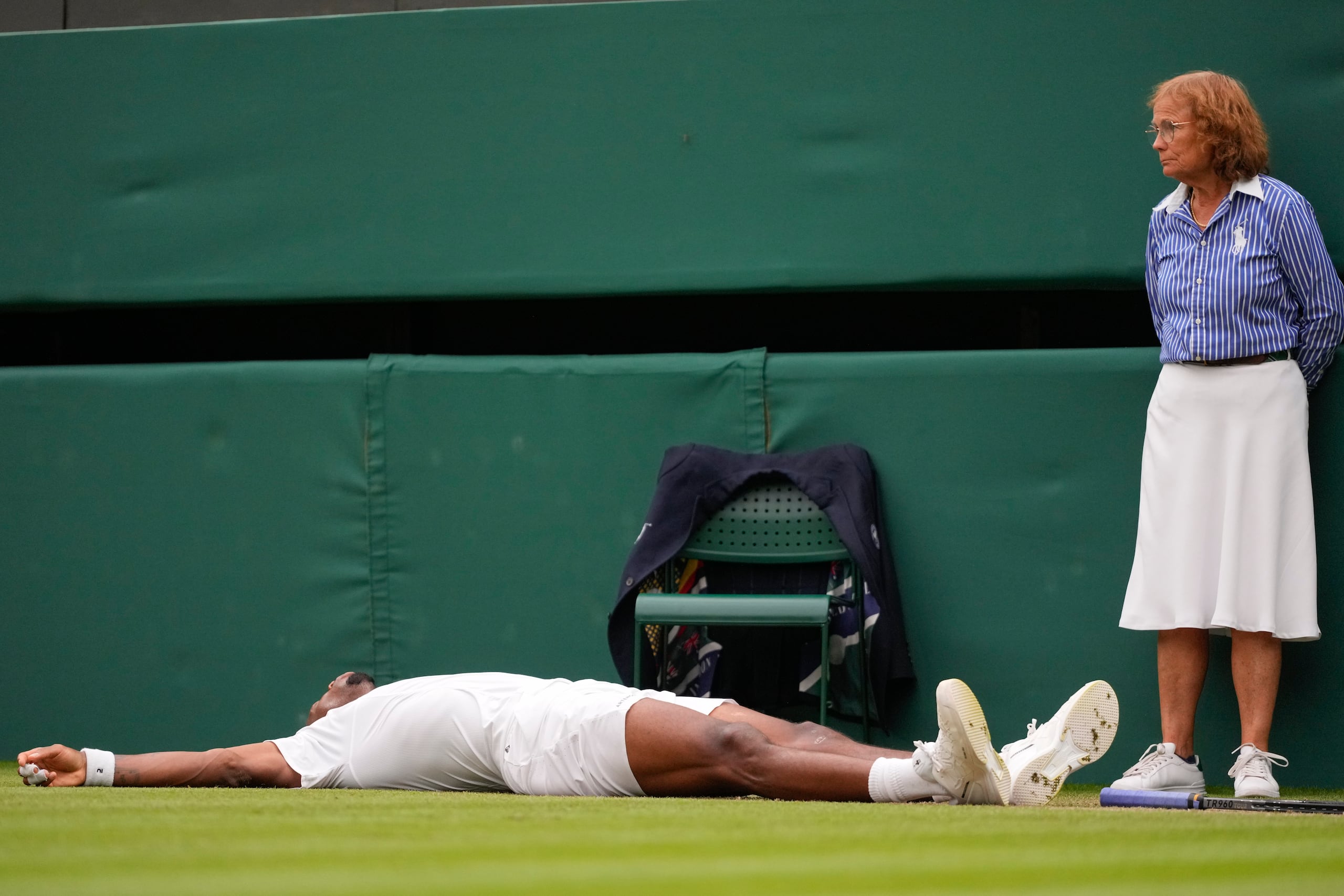 La interacción entre atleta y juez, que es parte del juego y del espectáculo, como ven aquí con el jugador Gael Monfils y una juez de línea, desaparece de Wimbledon.