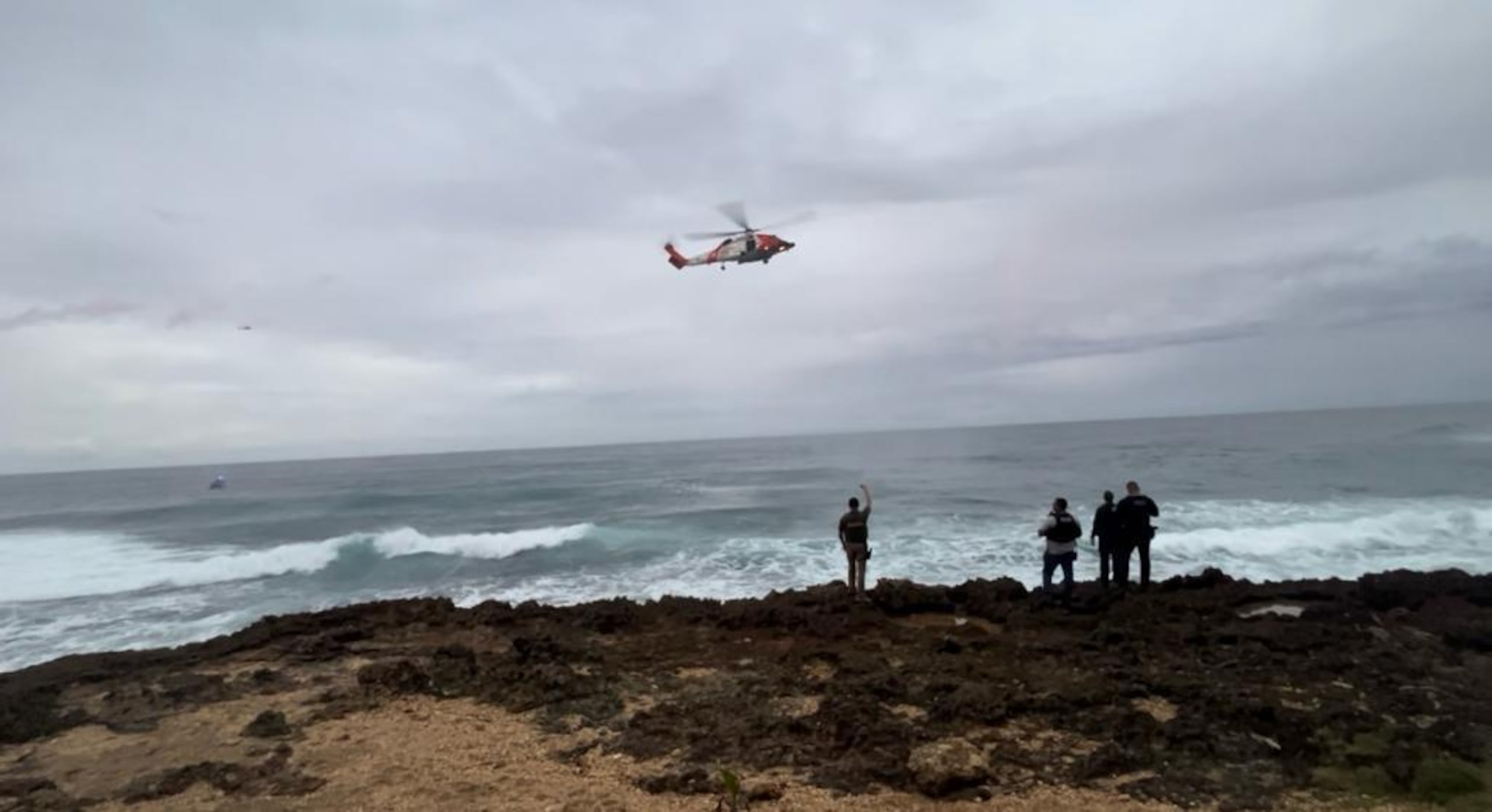 Personal de FURA, la Guardia Costera y otras agencias participan de las labores de rescate.