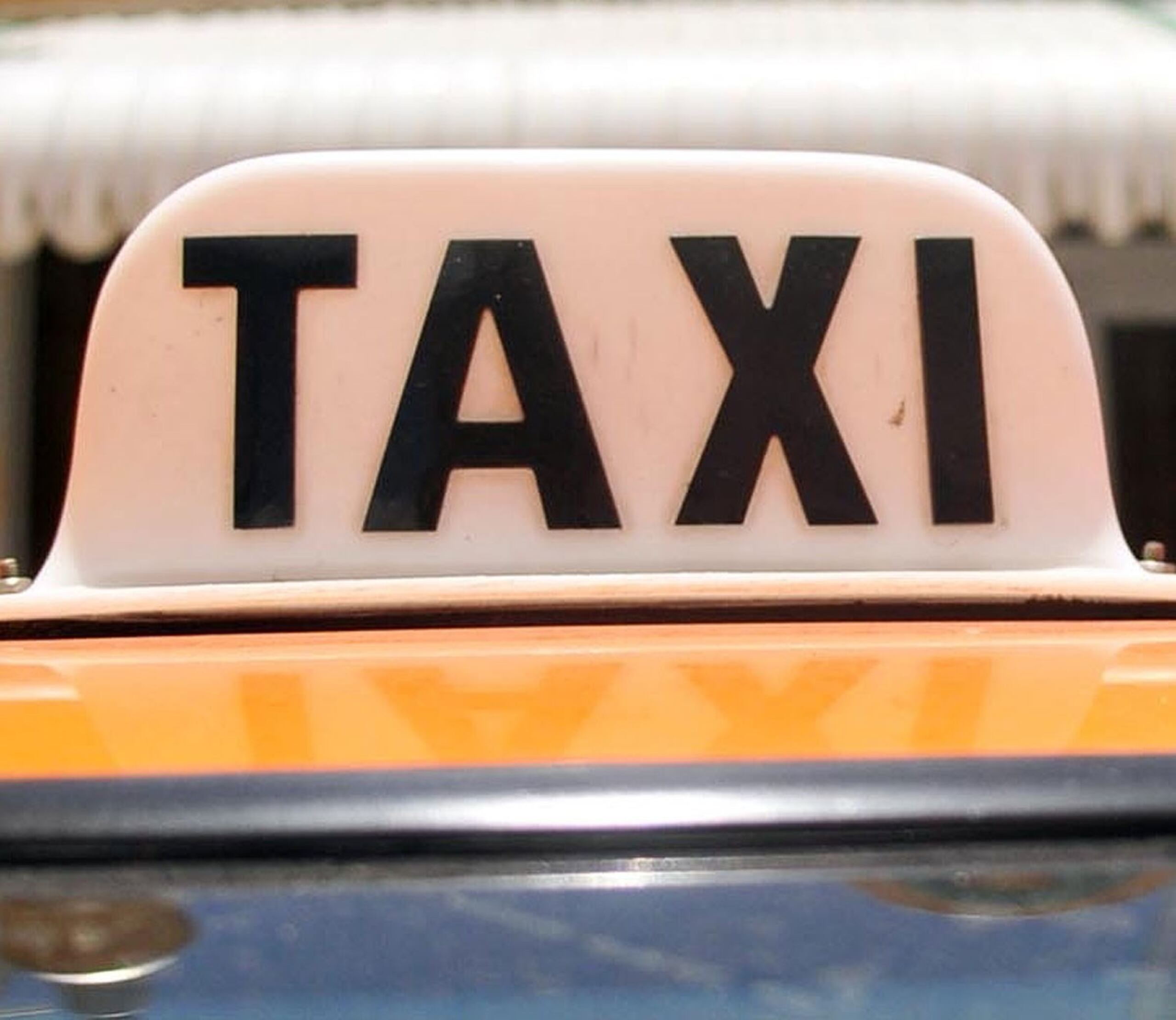 El matrimonio esperaba por el chofer cuando se percataron que unos enmascarados se dirigían al taxi.(GFR Media)