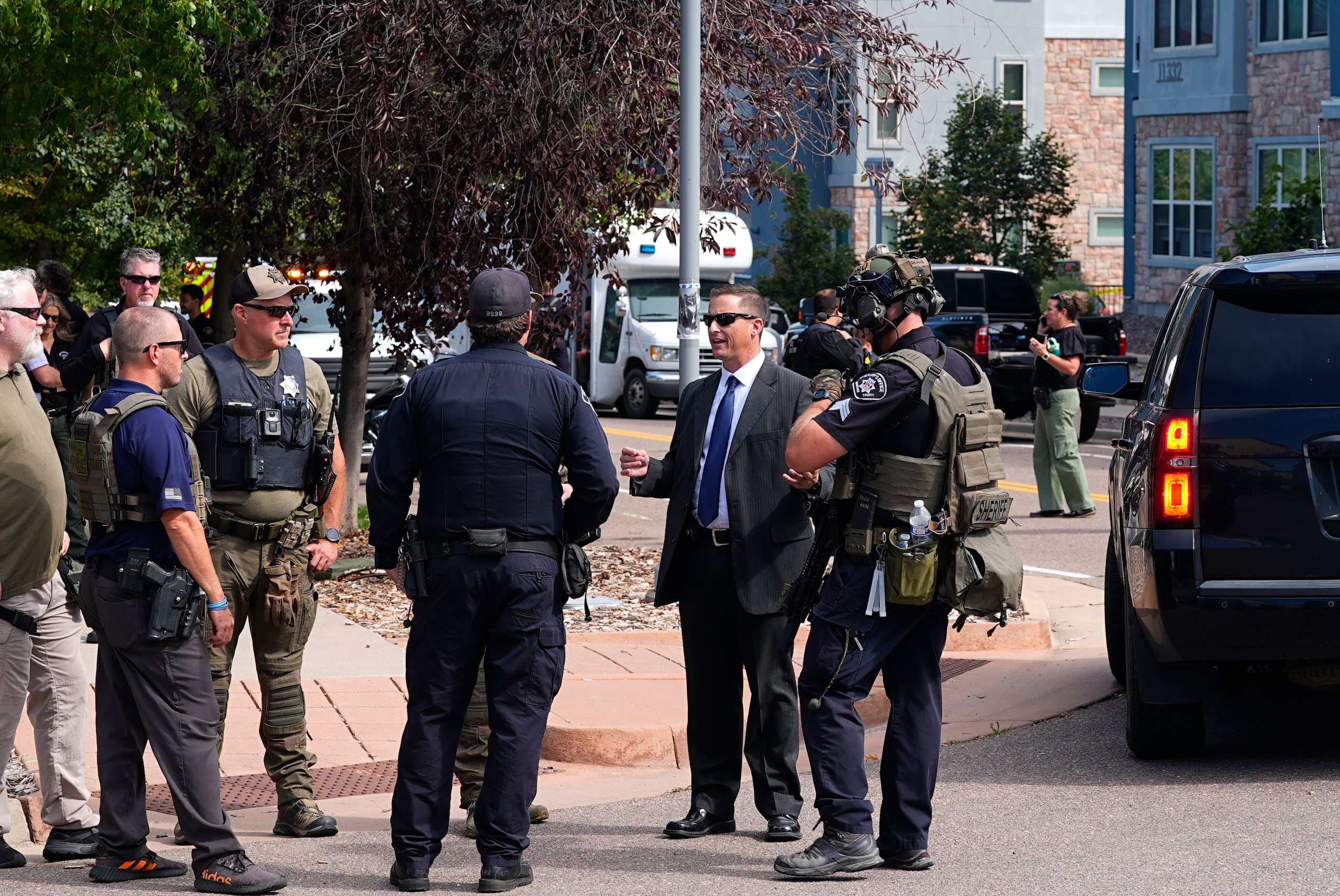Varios agentes de la ley dispararon sus armas y algunos recibieron heridas leves, dijo la policía de Broomfield en un comunicado el jueves por la tarde.