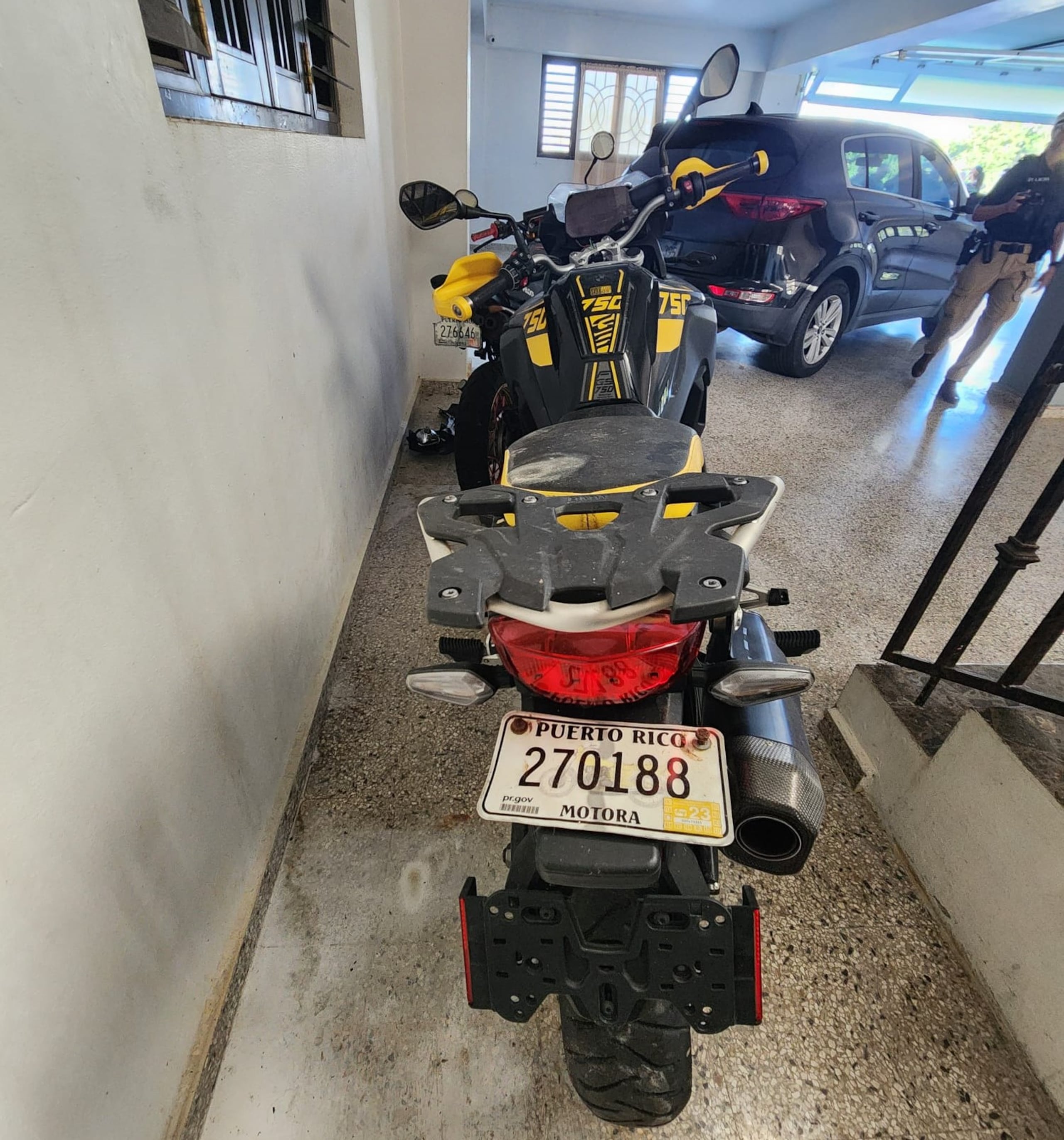 Motora BMW ocupada que figuraba como robada de un condominio en Toa Baja en el 2023.