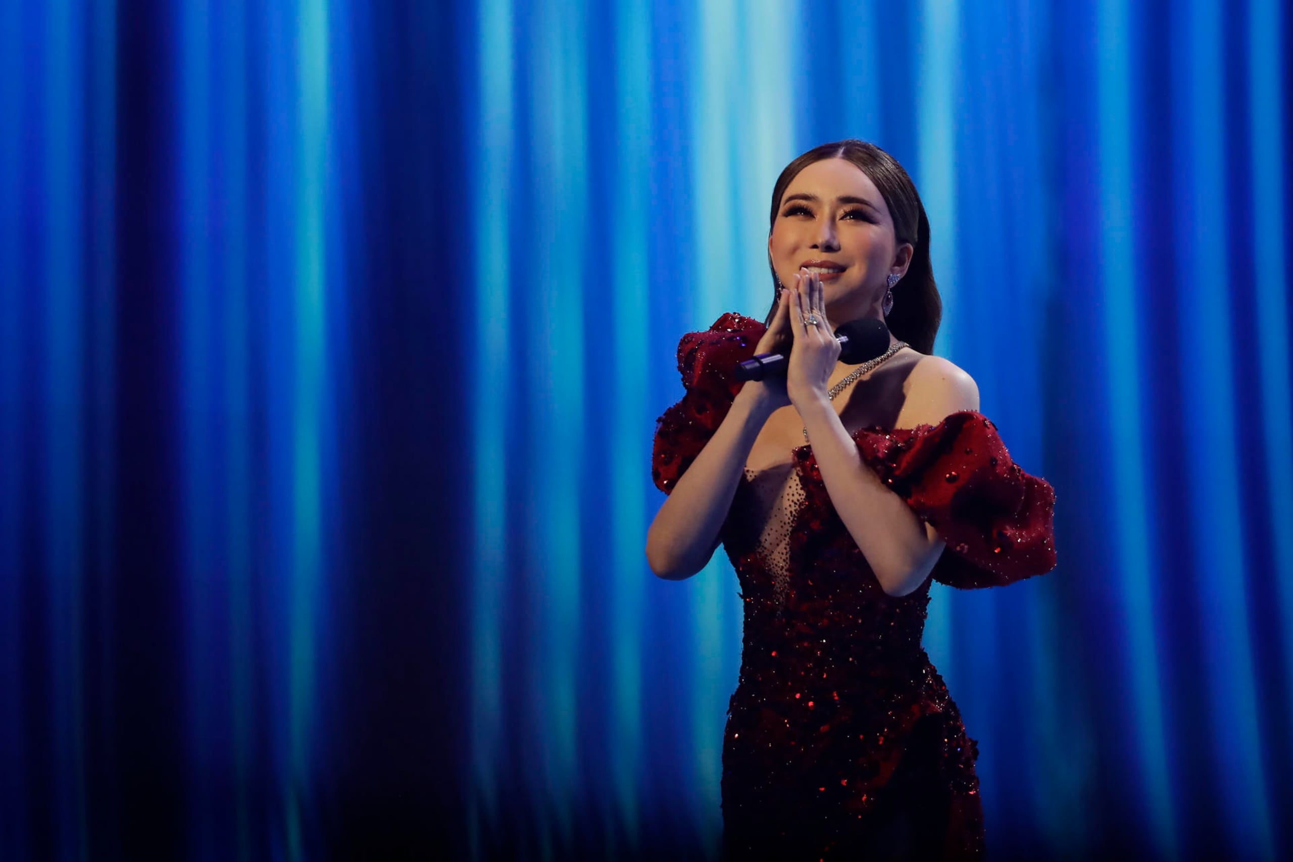 Anne Jakapong Jakrajutatip es la principal accionista del conglomerado JKN Global Group, que adquirió Miss Universe en octubre de 2022 por $20 millones a IMG Worldwide LLC, con sede en Nueva York.