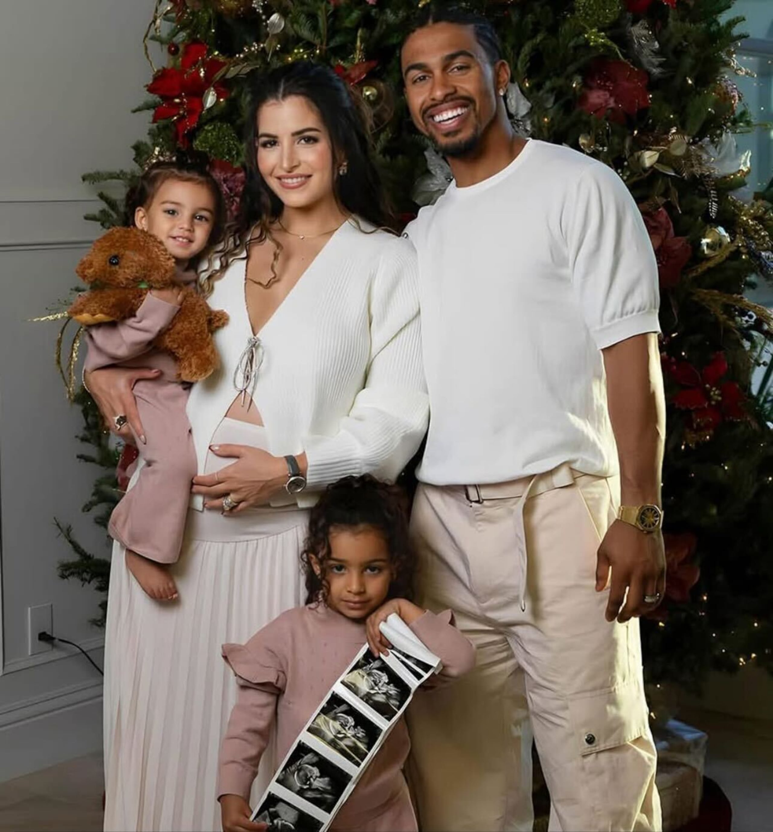 Francisco Lindor junto a su esposa Katia y sus dos hijas.