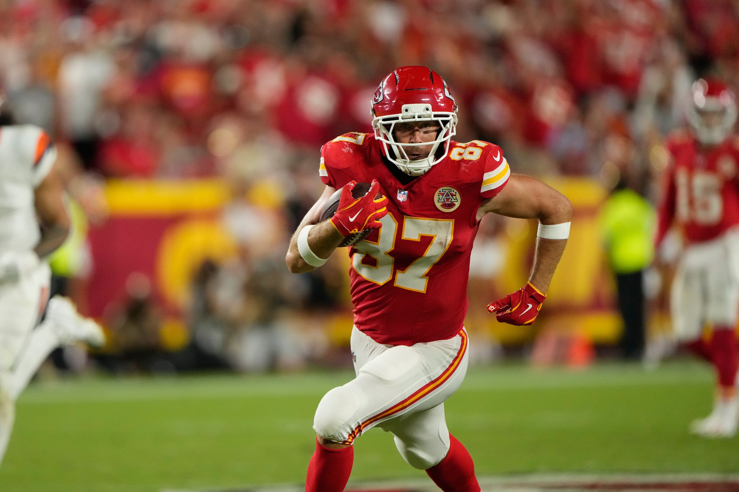 El ala cerrada de los Chiefs de Kansas City, Travis Kelce, corre con el balón tras realizar una recepción contra los Broncos de Denver.