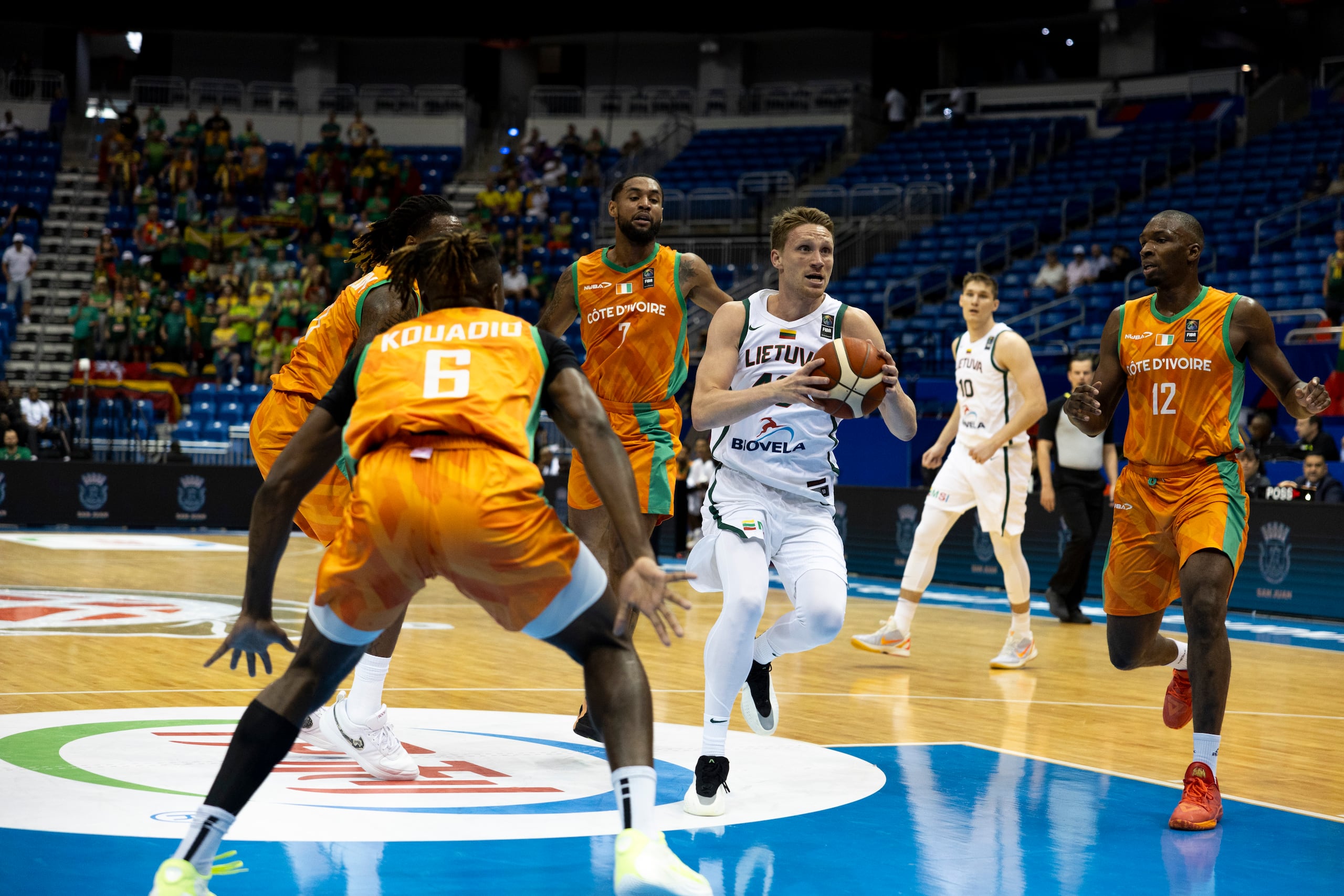 Marius Grigonis ataca el canasto ante la defensa de Costa de Marfil.