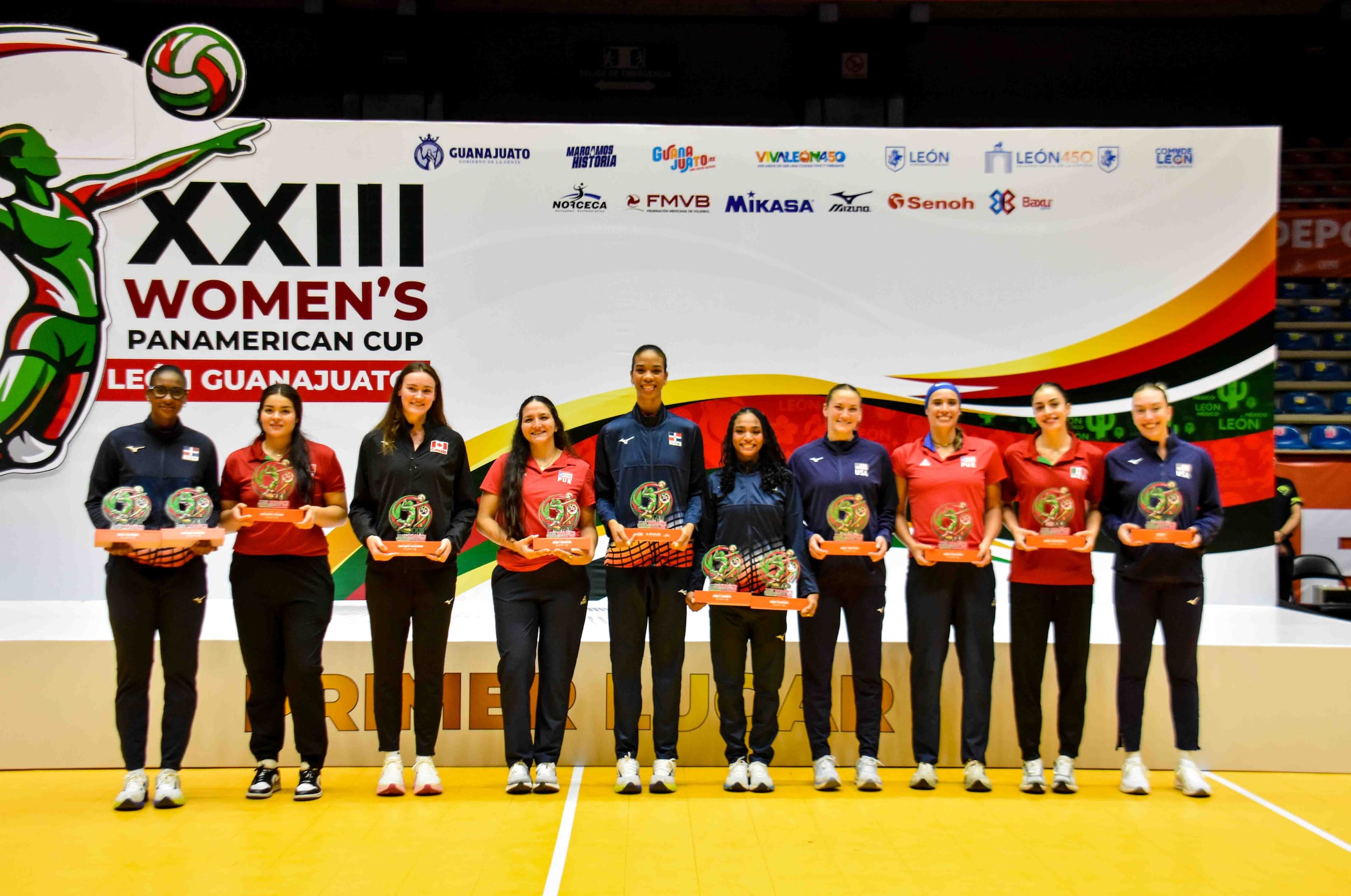En la foto las mejoras jugadoras del torneo, entre ellas las boricuas Ivania Ortiz (cuarta desde la izquierda a la derecha), quien obtuvo el premio de Mejor Servicio, y Valeria Vázquez (octava desde la izquierda), quien fue nombrada Mejor Receptora. (Norceca)
