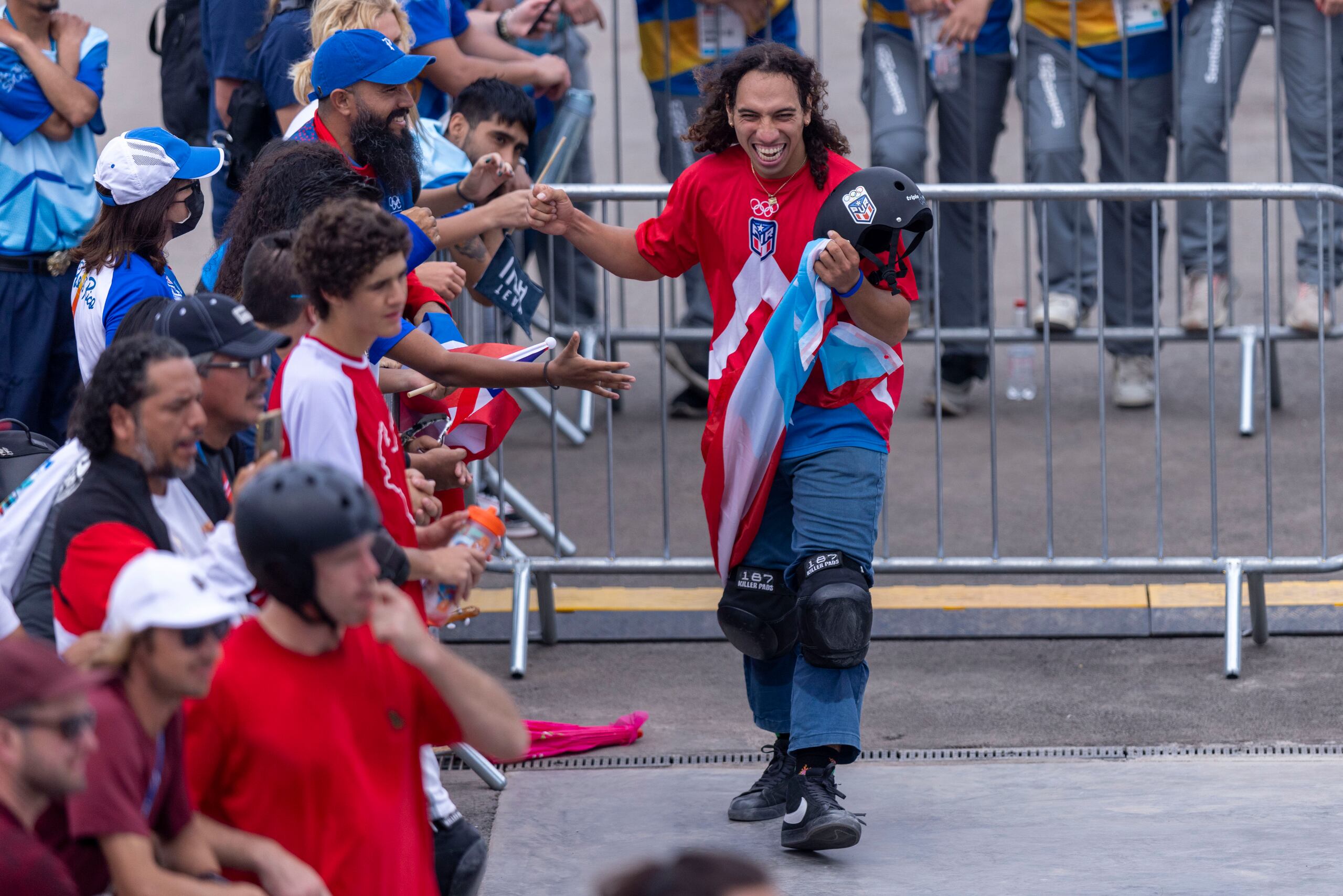 Steven Piñeiro cerró su actuación acudiendo a saludar al público y tomarse fotos con jóvenes que fueron animados por su actuación.
