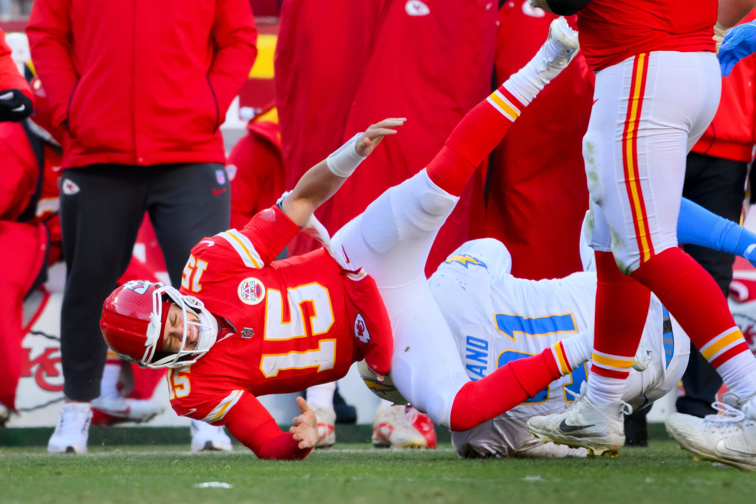 Patrick Mahomes (15)sufrió una caída el domingo.