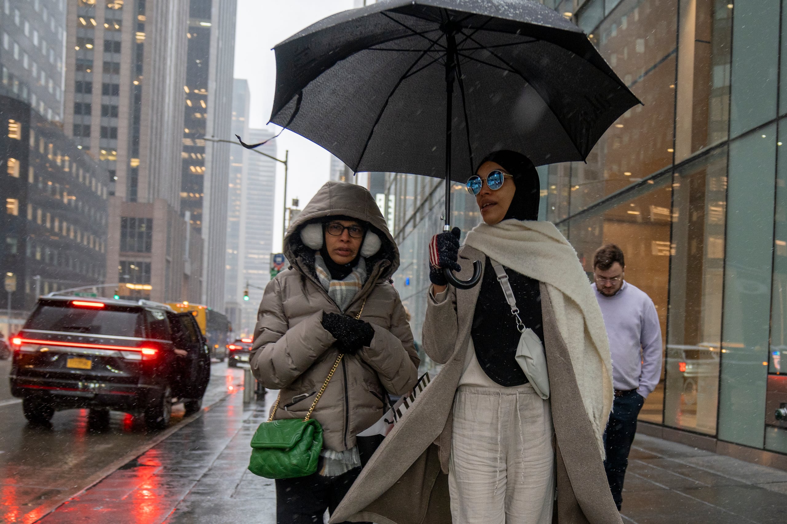 Personas se protegen de la ola de frío en Nueva York (Estados Unidos). Imagen de archivo. EFE/ Angel Colmenares