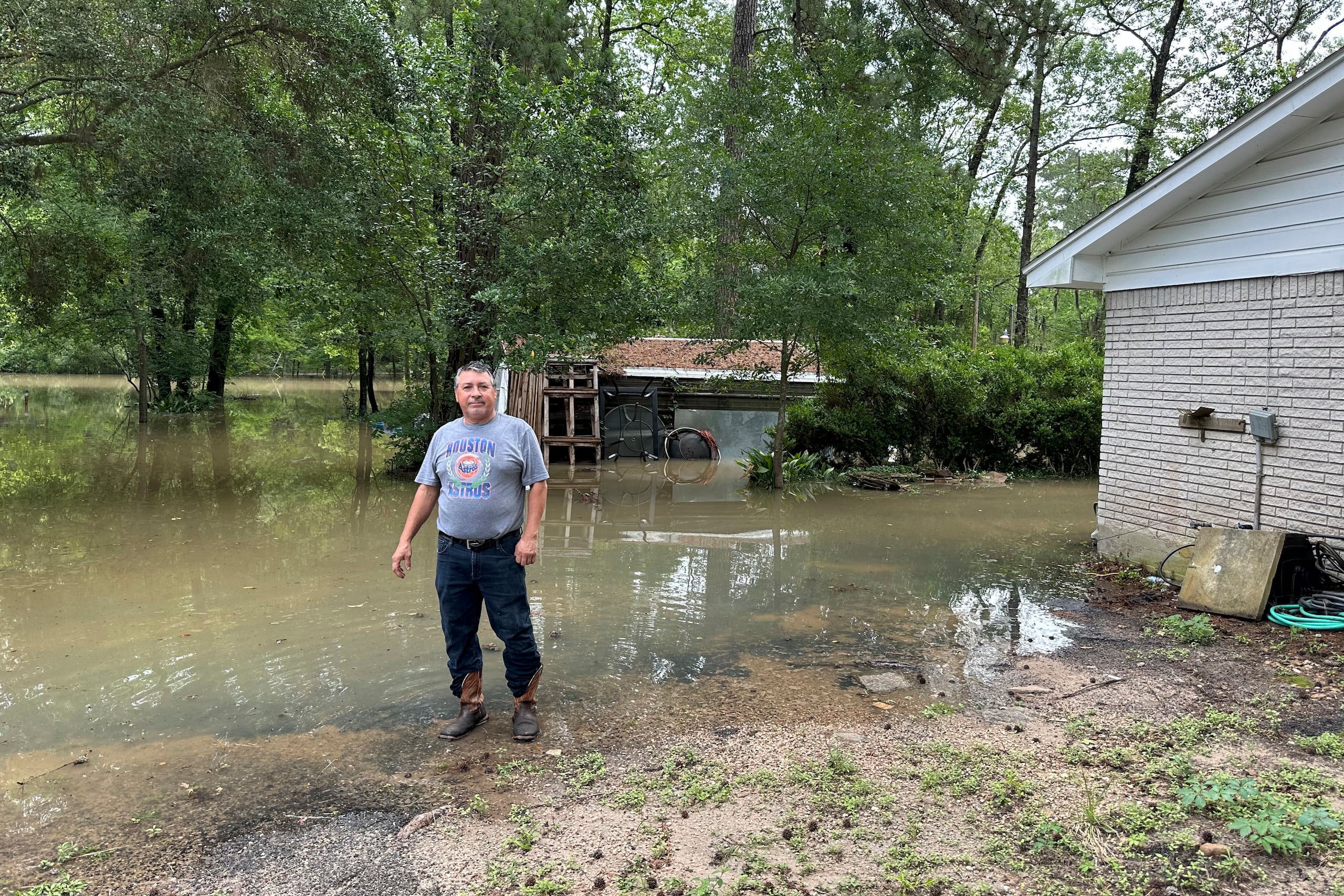 El enorme patio trasero de 1 hectárea de la casa de Miguel Flores, fue cubierto en cuestión de horas por las aguas el río San Jacinto.