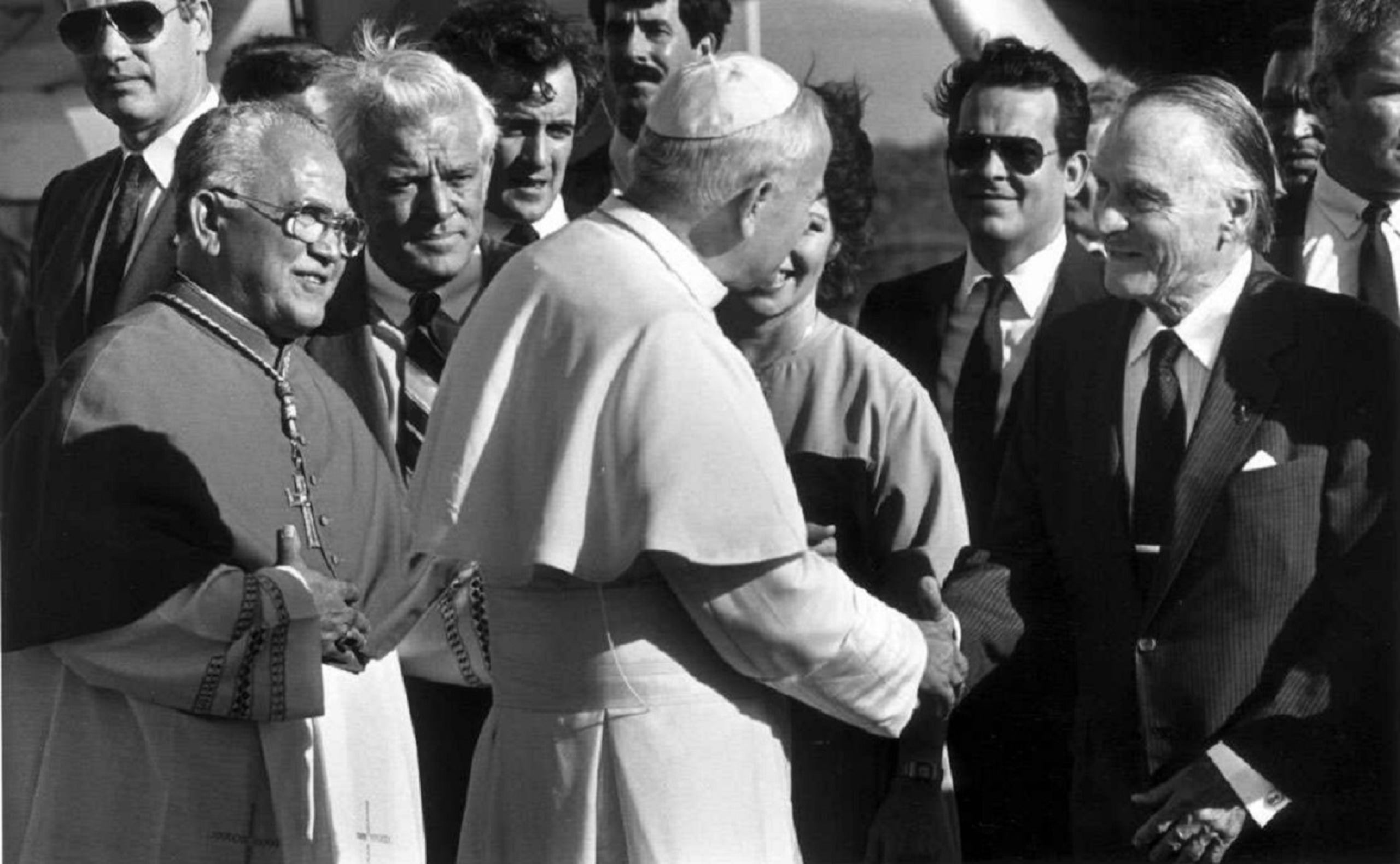 1984 | El gobernador Luis A. Ferré saluda en su llegada a Puerto Rico al papa Juan Pablo II. (Gary Williams)