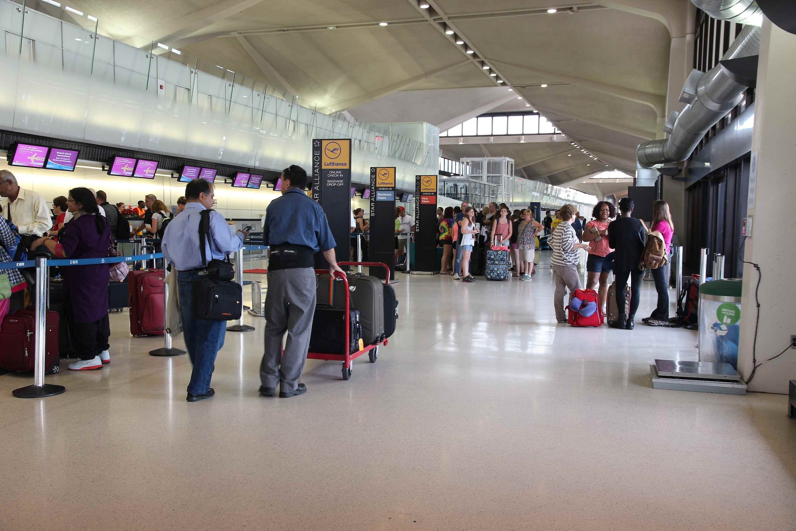 Interior del aeropuerto internacional de Newark Liberty. (Shutterstock)