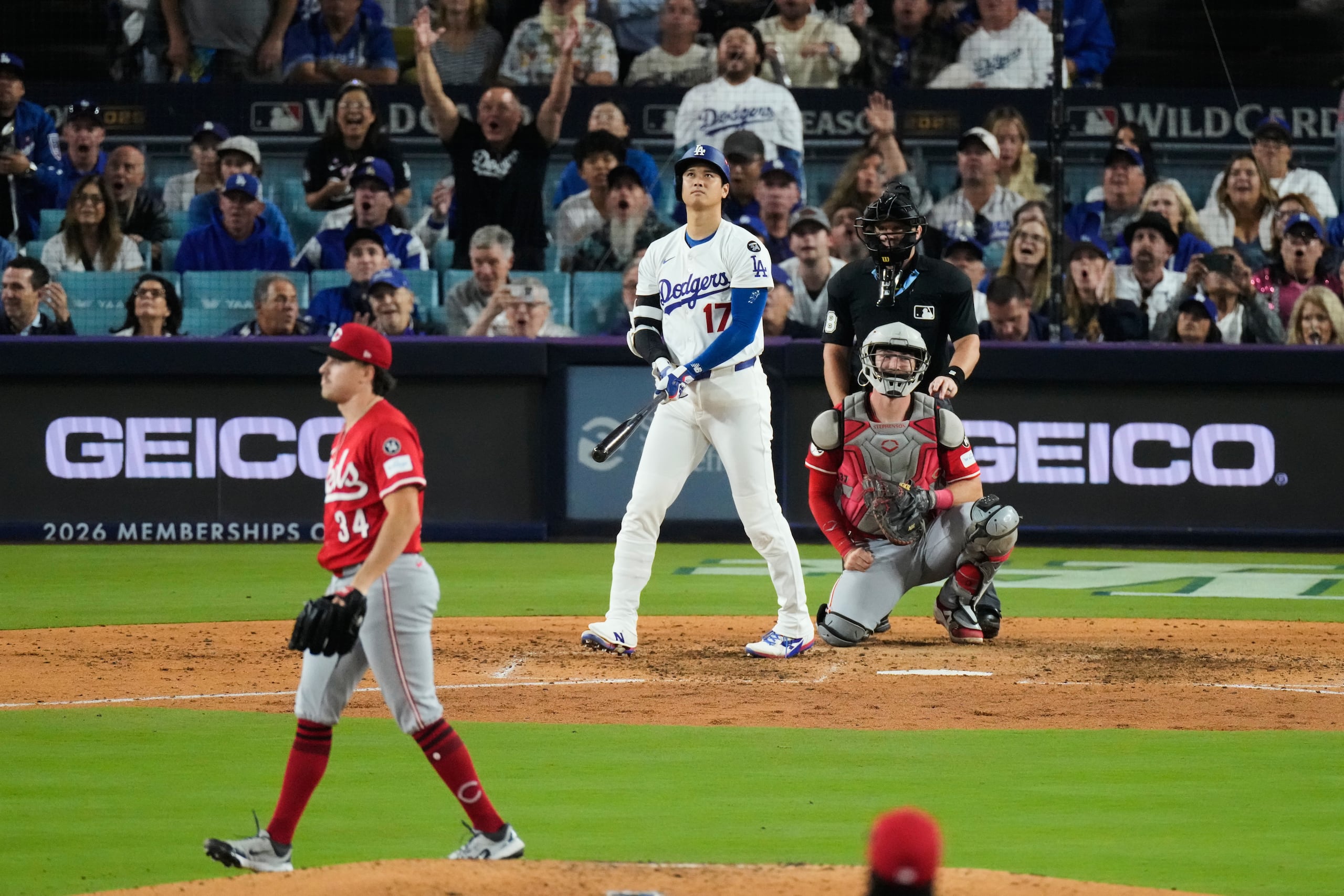 Shohei Ohtani observa la trayectoria de su segundo jonrón en la sexta entrada.