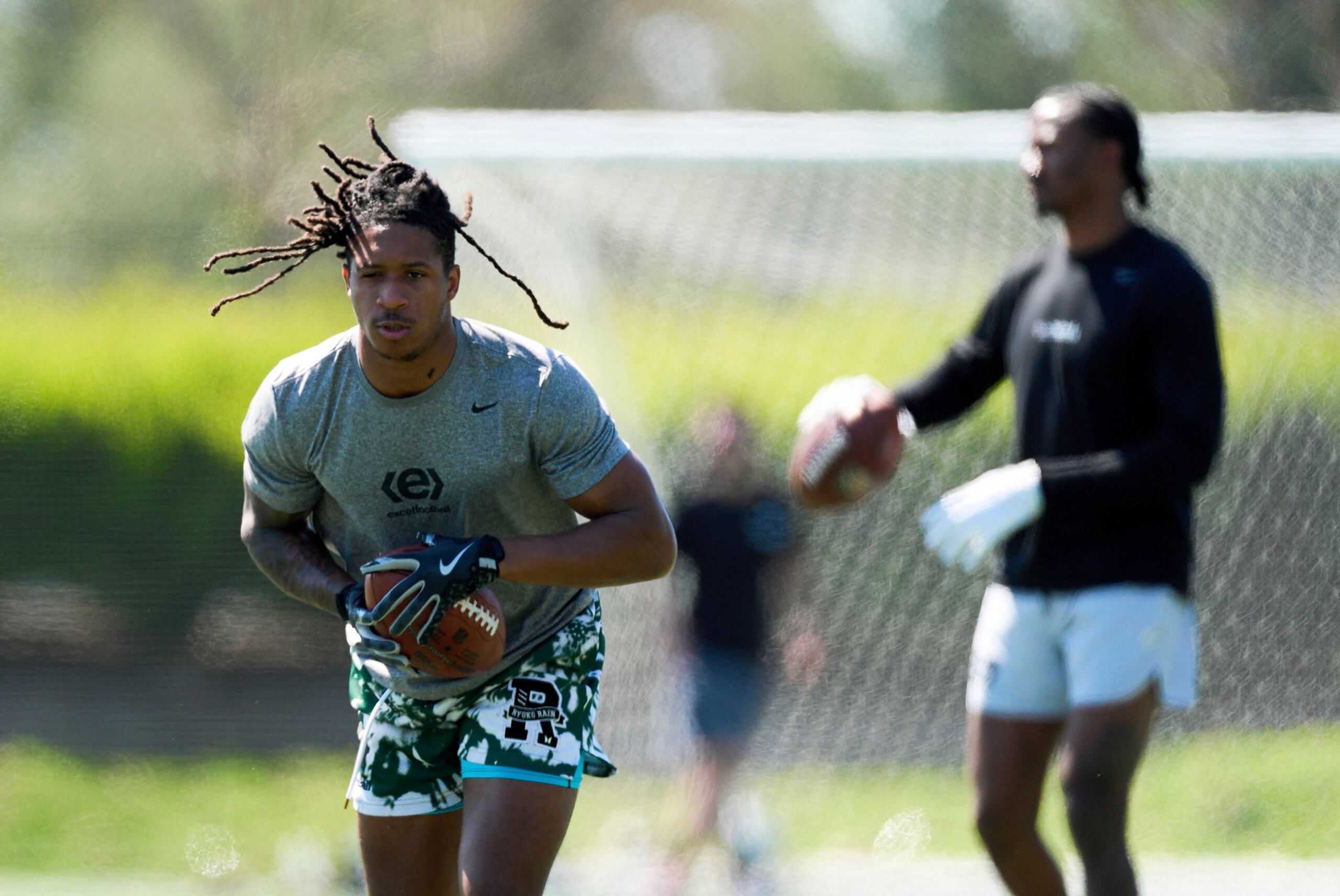 Los receptores Kyle Williams (izquierda) y Tory Horton se entrenan para el draft de la NFL.