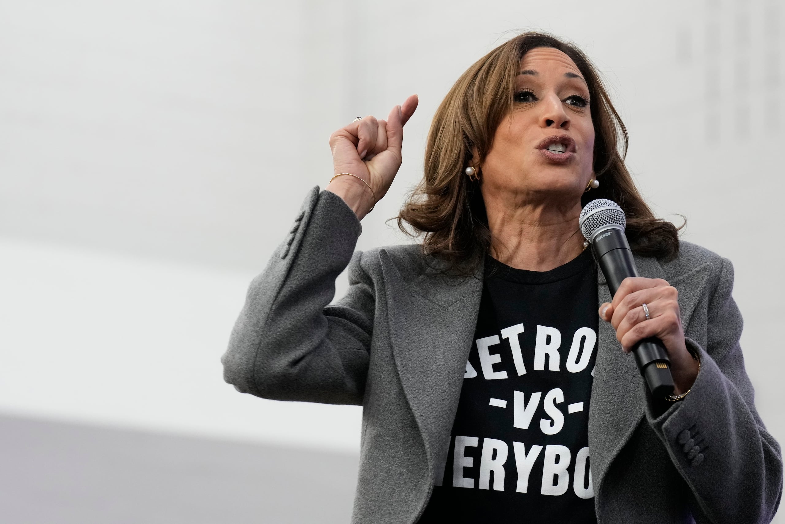 “Estoy muy orgullosa de contar con el apoyo de gente como Bad Bunny, Jennifer López y otros que me apoyaban antes de esa tontería de anoche en el Madison Square Garden”, dijo Harris en una breve declaración a la prensa a su llegada al estado de Míchigan.