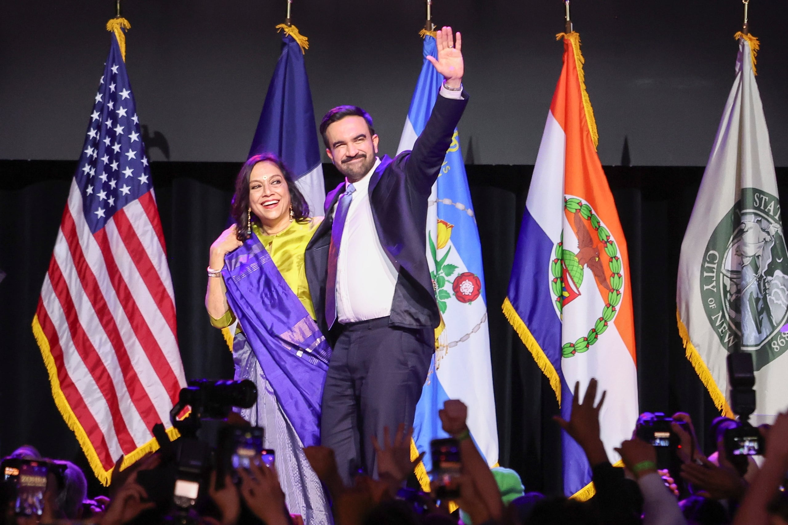 El alcalde electo de la Ciudad de Nueva York, Zohran Mamdani, y su madre, Mira Nair.