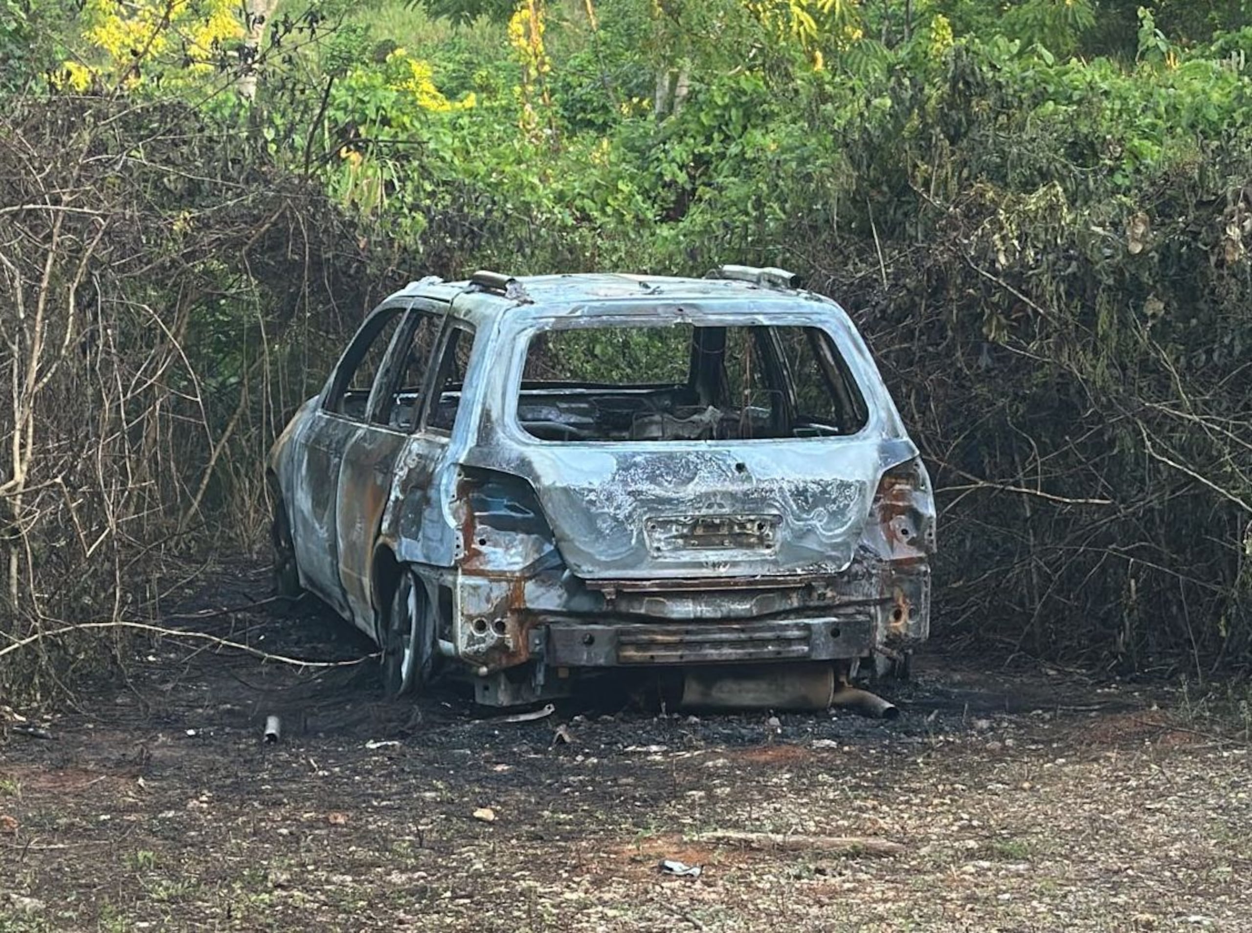 En el interior de este auto, la Policía encontró los cuerpos calcinados de dos personas, en Arecibo, el pasado 5 de mayo.