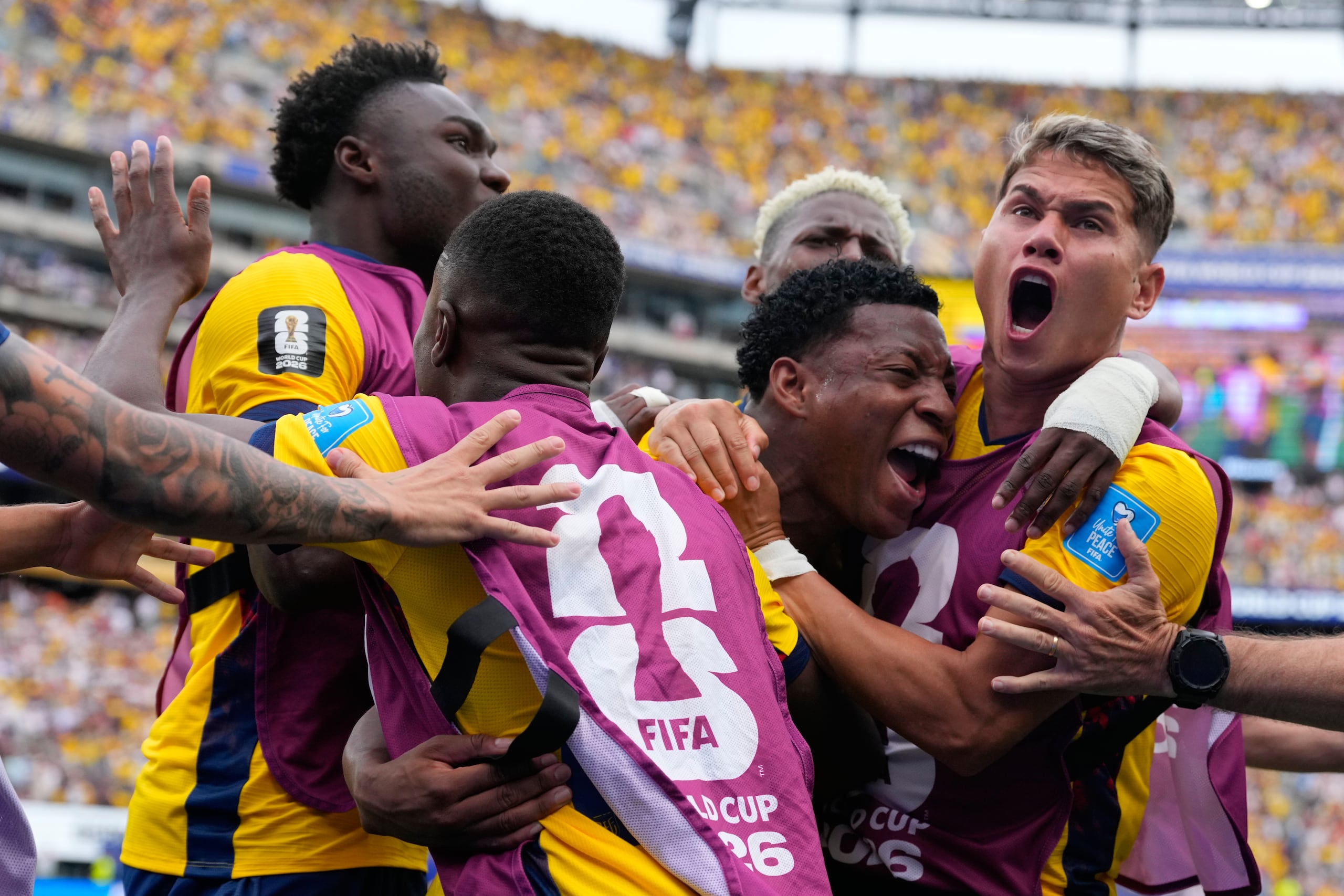 Gonzalo Plata, al centro, celebra al marcar el gol que decidió el triunfo de Ecuador sobre Alemania.