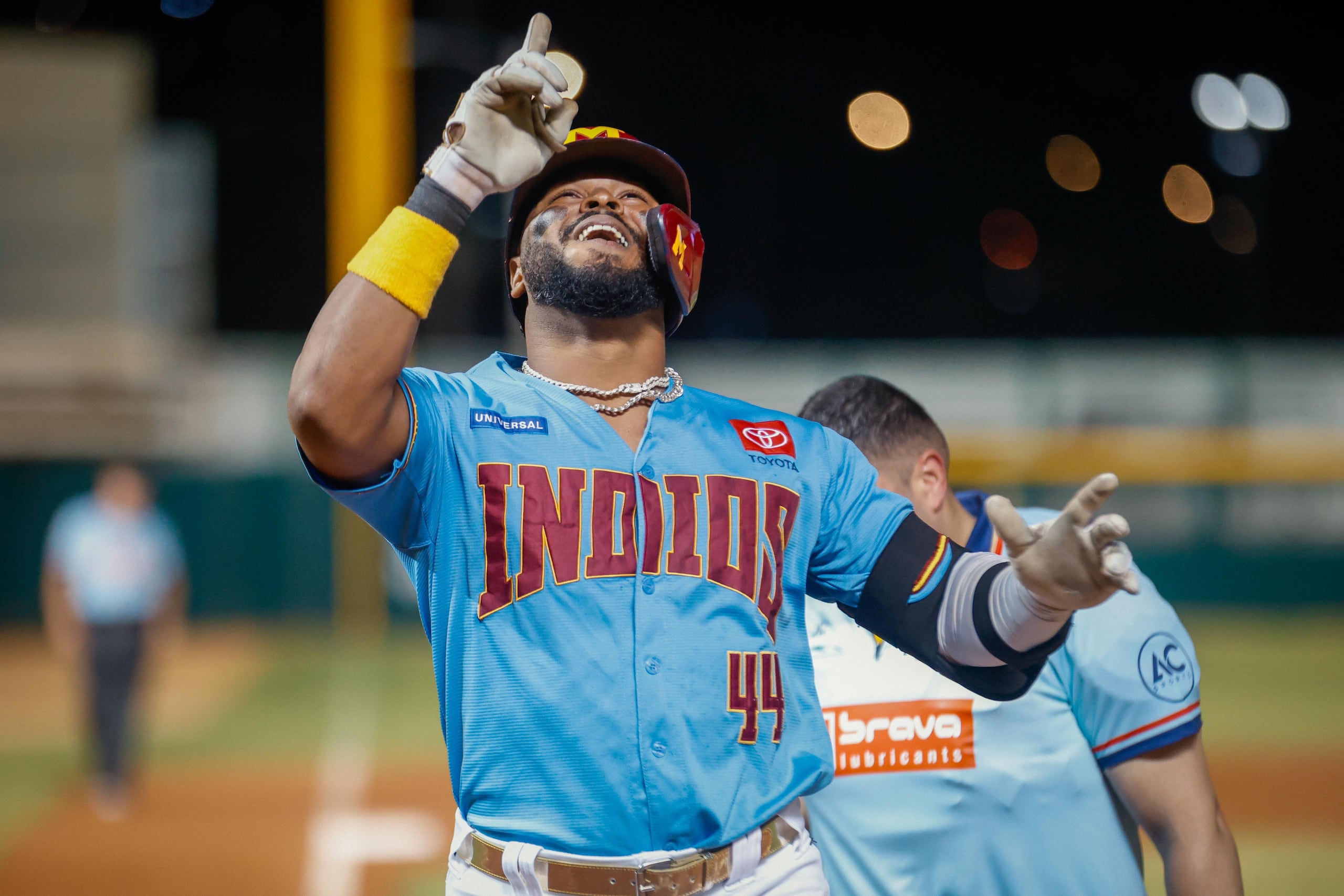 Anthony García, de los Indios de Mayagüez, celebra un jonrón de dos carreras contra los Leones de Ponce en la última jornada del béisbol invernal.