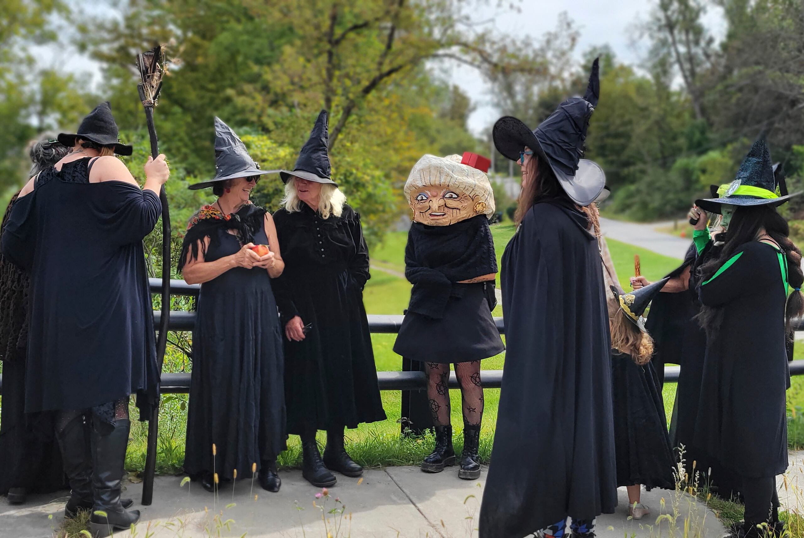 Vestidos de brujas, los niños salen a pedir dulces el Lunes de Pascua en Suecia.