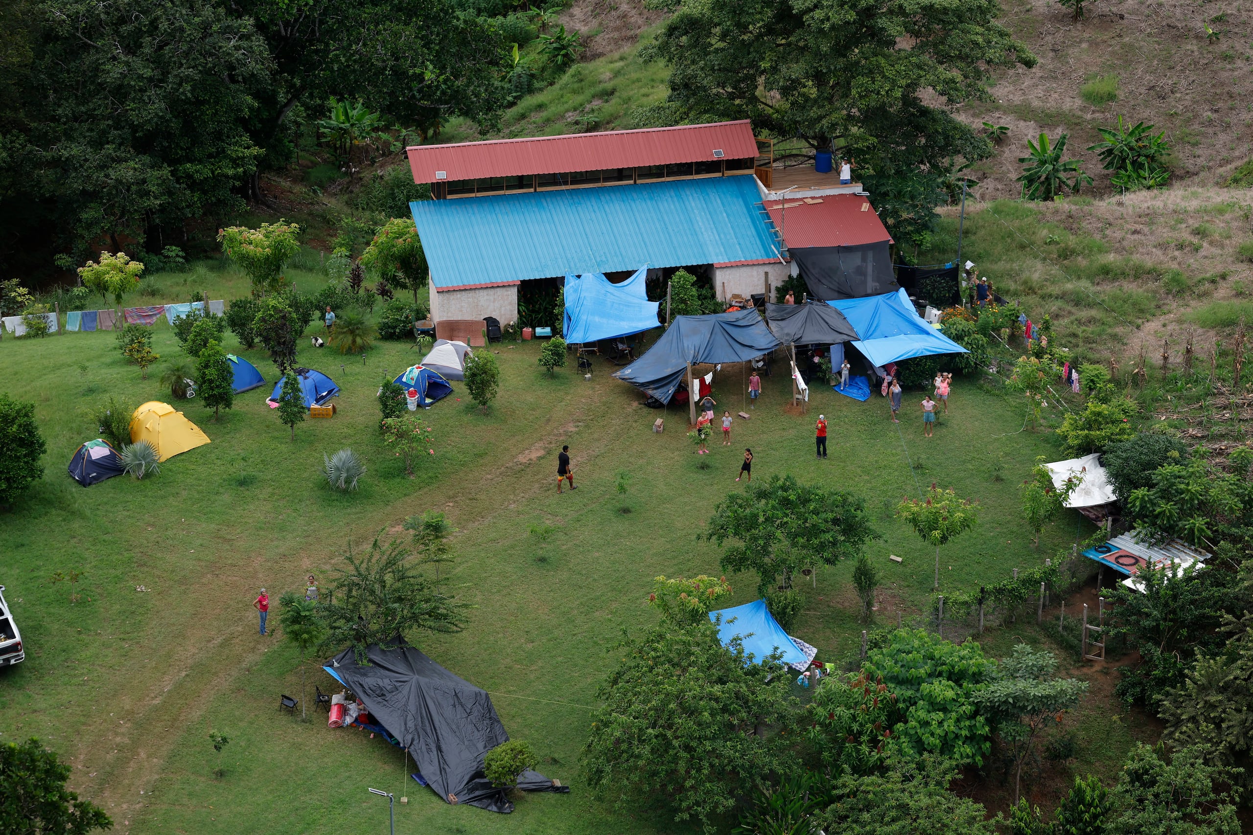 Fotografía que muestra carpas afuera de una casa este lunes, en Isla Caña (Panamá). EFE/ Bienvenido Velasco