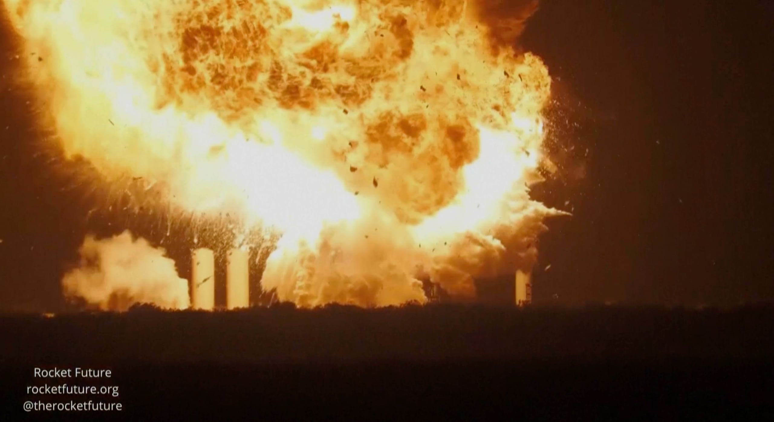 Esta imagen proporcionada por rocketfuture.org muestra la explosión de un cohete SpaceX en Starbase, el sitio de lanzamiento de SpaceX en el extremo sur de Texas, el miércoles 18 de junio de 2025. (rocketfuture.org vía AP)