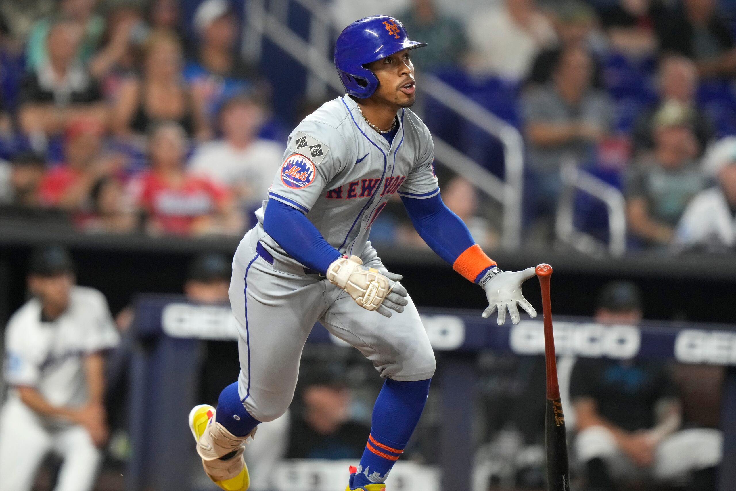 Francisco Lindor observa la trayectoria de su primer jonrón en la cuarta entrada.