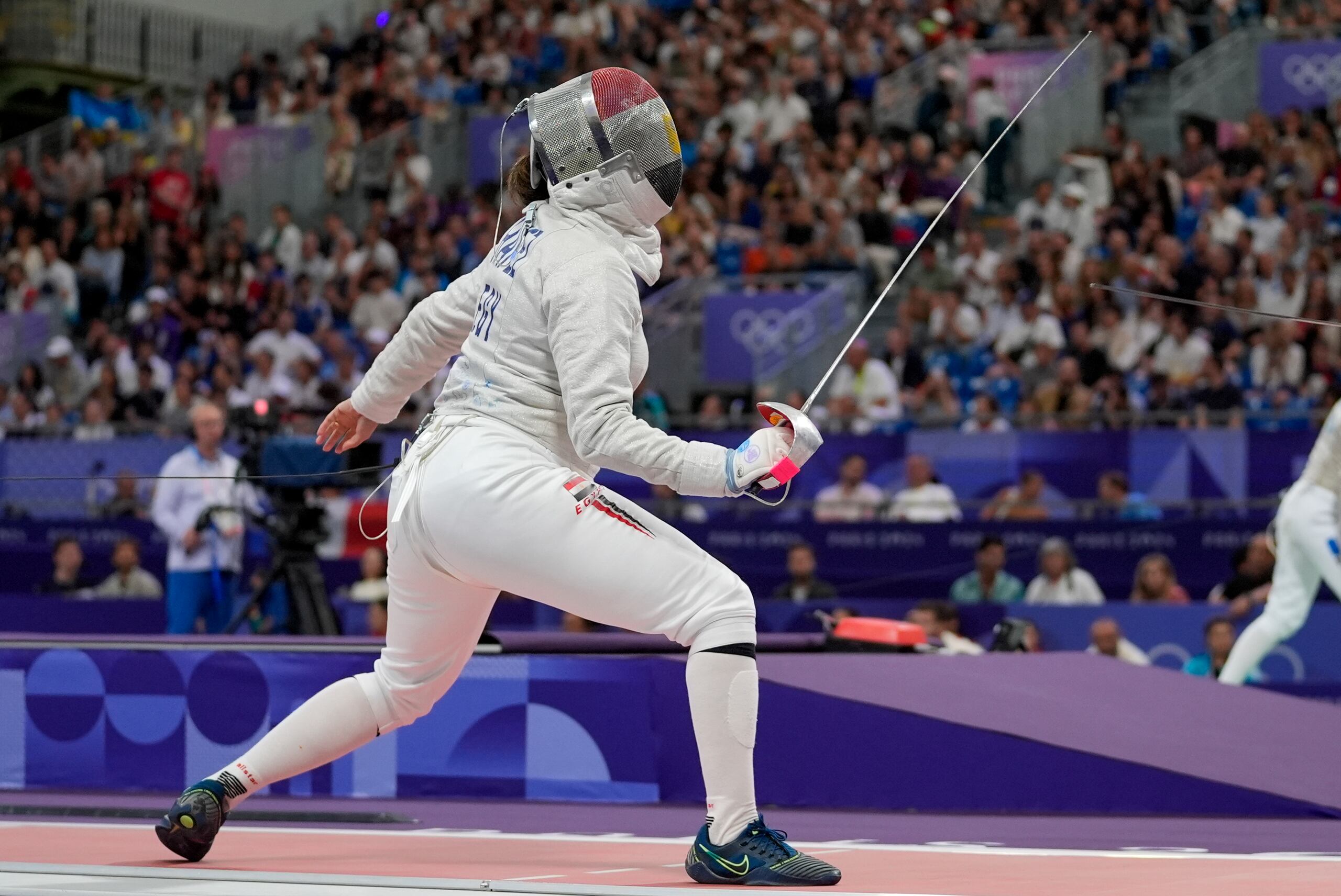 La egipcia Nada Hafez compite con la estadounidense Elizabeth Tartakovsky en la ronda de 32 sable individual femenino durante los Juegos Olímpicos de Verano de 2024 en el Grand Palais.