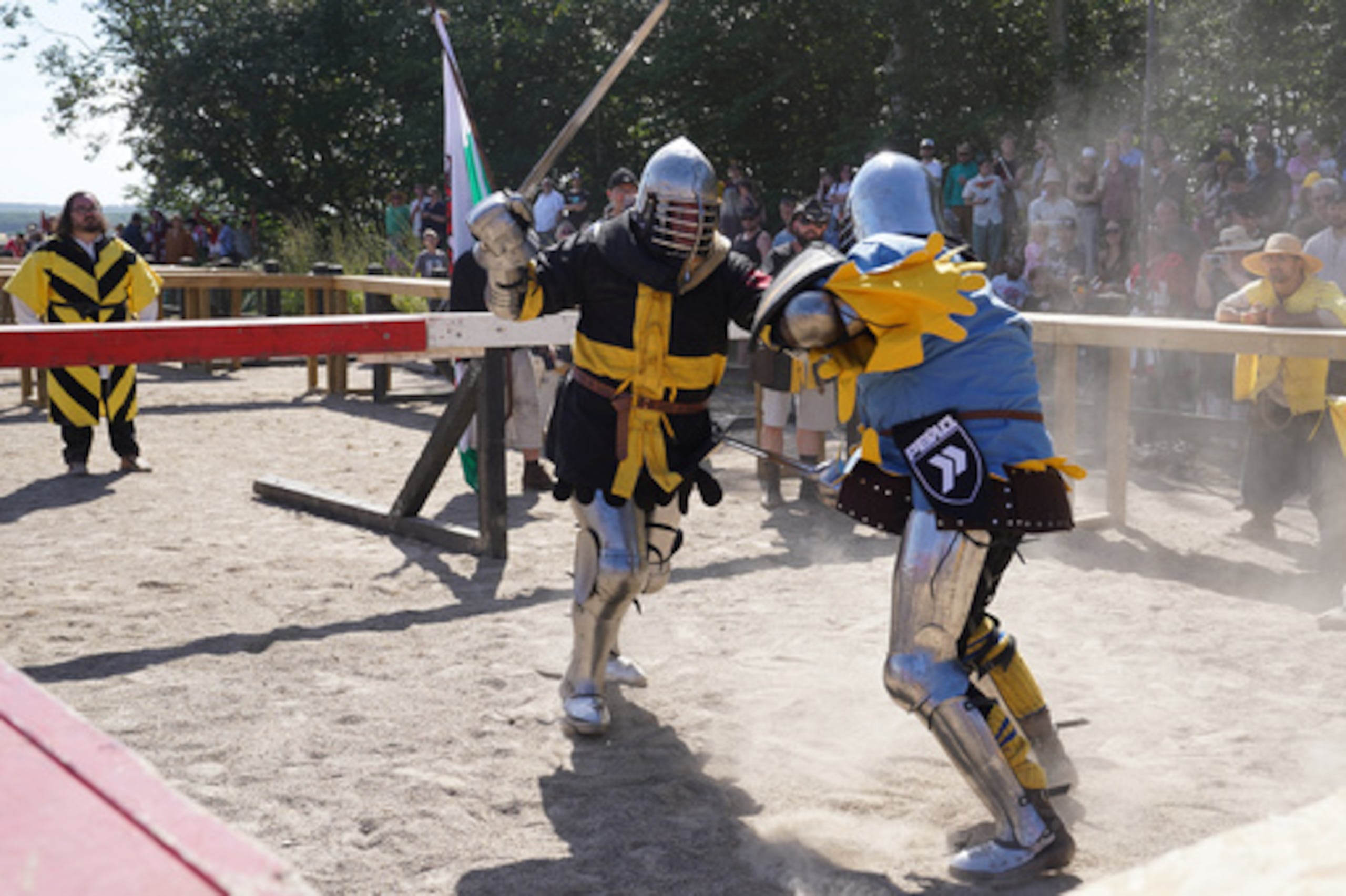 Dos luchadores se enfrentan durante el Campeonato Mundial de la Federación Internacional de Combate Medieval en el castillo de Spottrup, en Spottrup (Dinamarca), el jueves 23 de julio de 2026. (Foto AP/James Brooks)